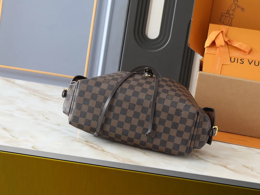 💰280💰Upgraded from the original M25085. This Odysée handbag is from the 2025 early autumn series, paying tribute to the brand heritage with a stylish everyday design. Dazzling buckles and detachable chains accentuate the Monogram canvas body, and the side pockets provide easy access to keys, lipstick and other small items. Dimensions: 27.0 x 17.0 x 12.0 cm (length x height x width)