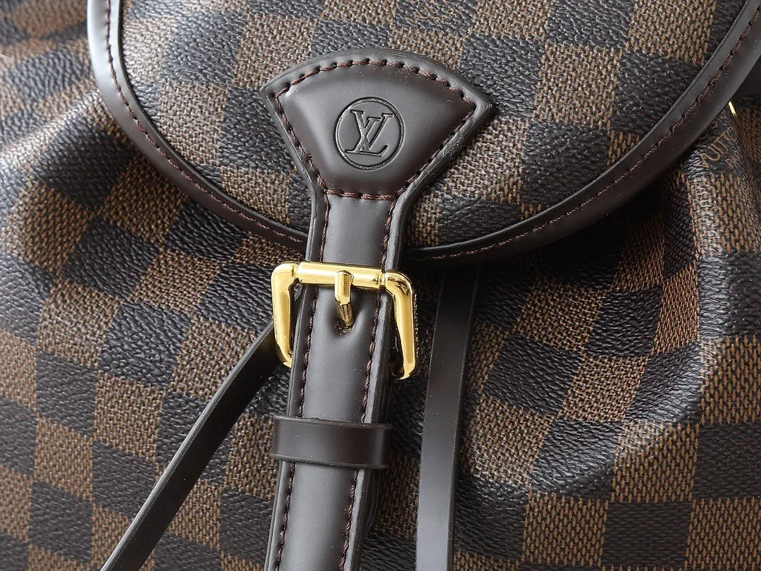 💰280💰Upgraded from the original M25085. This Odysée handbag is from the 2025 early autumn series, paying tribute to the brand heritage with a stylish everyday design. Dazzling buckles and detachable chains accentuate the Monogram canvas body, and the side pockets provide easy access to keys, lipstick and other small items. Dimensions: 27.0 x 17.0 x 12.0 cm (length x height x width)