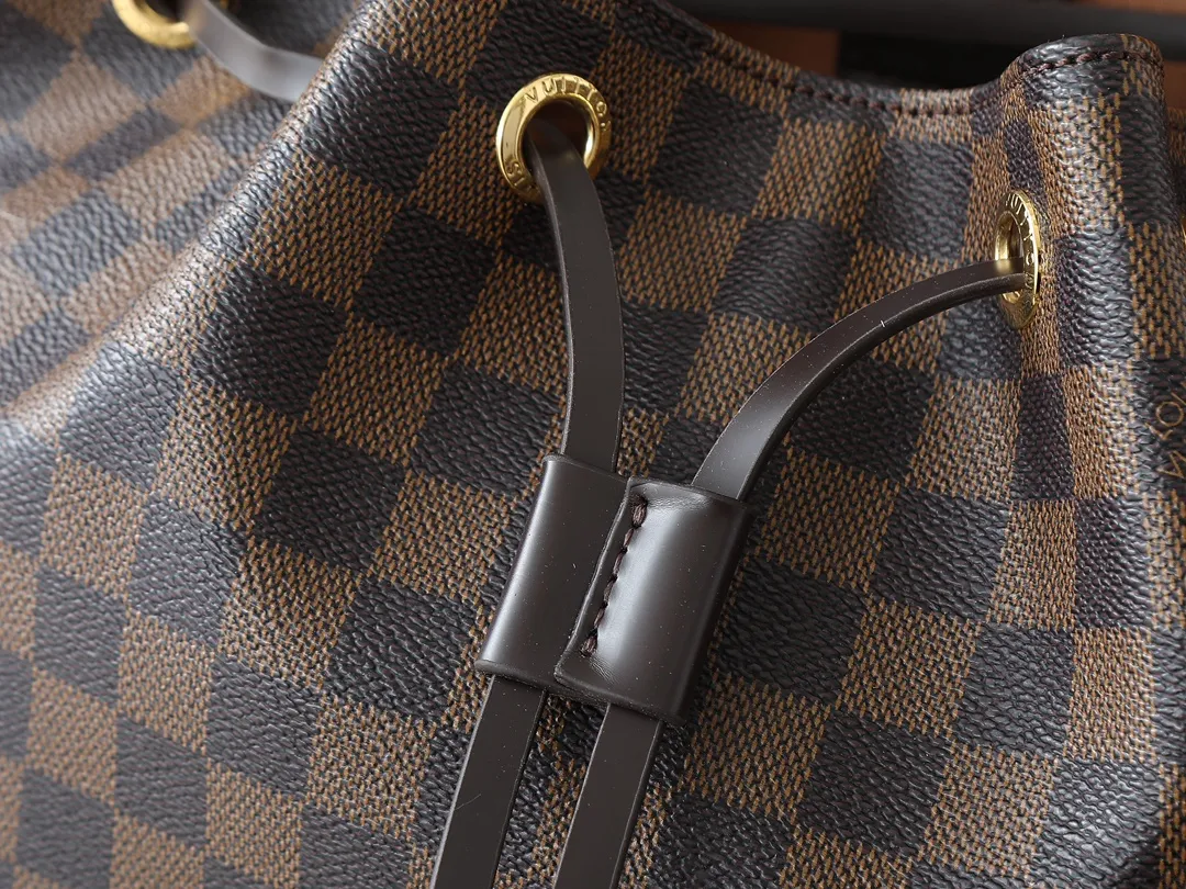 💰280💰Upgraded from the original M25085. This Odysée handbag is from the 2025 early autumn series, paying tribute to the brand heritage with a stylish everyday design. Dazzling buckles and detachable chains accentuate the Monogram canvas body, and the side pockets provide easy access to keys, lipstick and other small items. Dimensions: 27.0 x 17.0 x 12.0 cm (length x height x width)