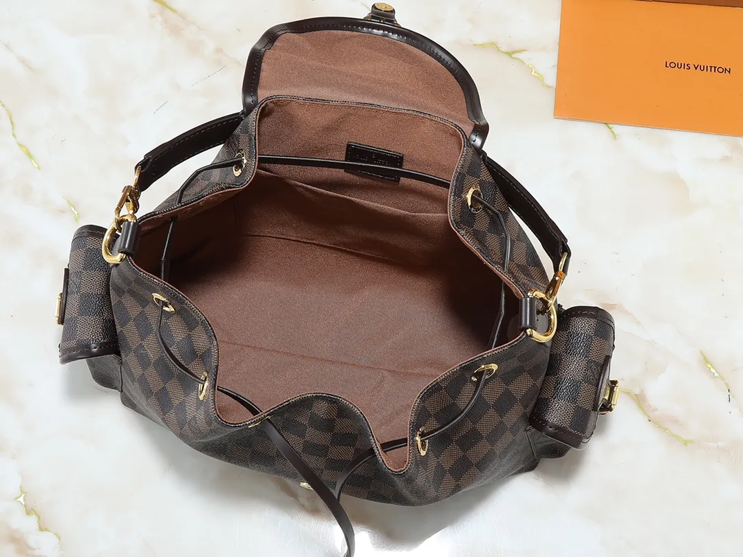 💰280💰Upgraded from the original M25085. This Odysée handbag is from the 2025 early autumn series, paying tribute to the brand heritage with a stylish everyday design. Dazzling buckles and detachable chains accentuate the Monogram canvas body, and the side pockets provide easy access to keys, lipstick and other small items. Dimensions: 27.0 x 17.0 x 12.0 cm (length x height x width)
