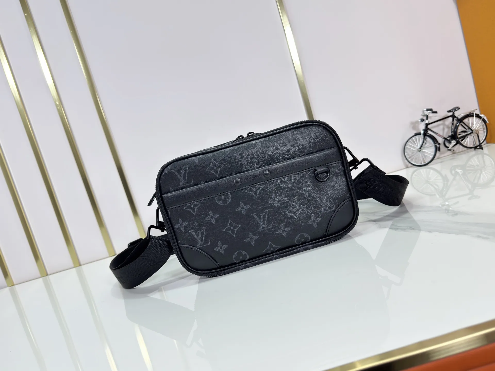 P220 upgraded original M82542 M31069 M46955 M31014 M31016 nano alpha handbag is made of monogram shadow leather with subtle embossed monogram pattern, which makes the compact structure show elegant style. Black leather rivets with black floral pattern, two corners wrapped compartments on the front, box bag, camera bag, shoulder bag oo[handshake][handshake] rivet elements are marked with brand imprints, zipper compartments and external patch pockets are convenient for storing daily needs, and the detachable and adjustable leather shoulder strap allows for comfortable carrying. 24 x 16 x 8 cm (length x height x width)