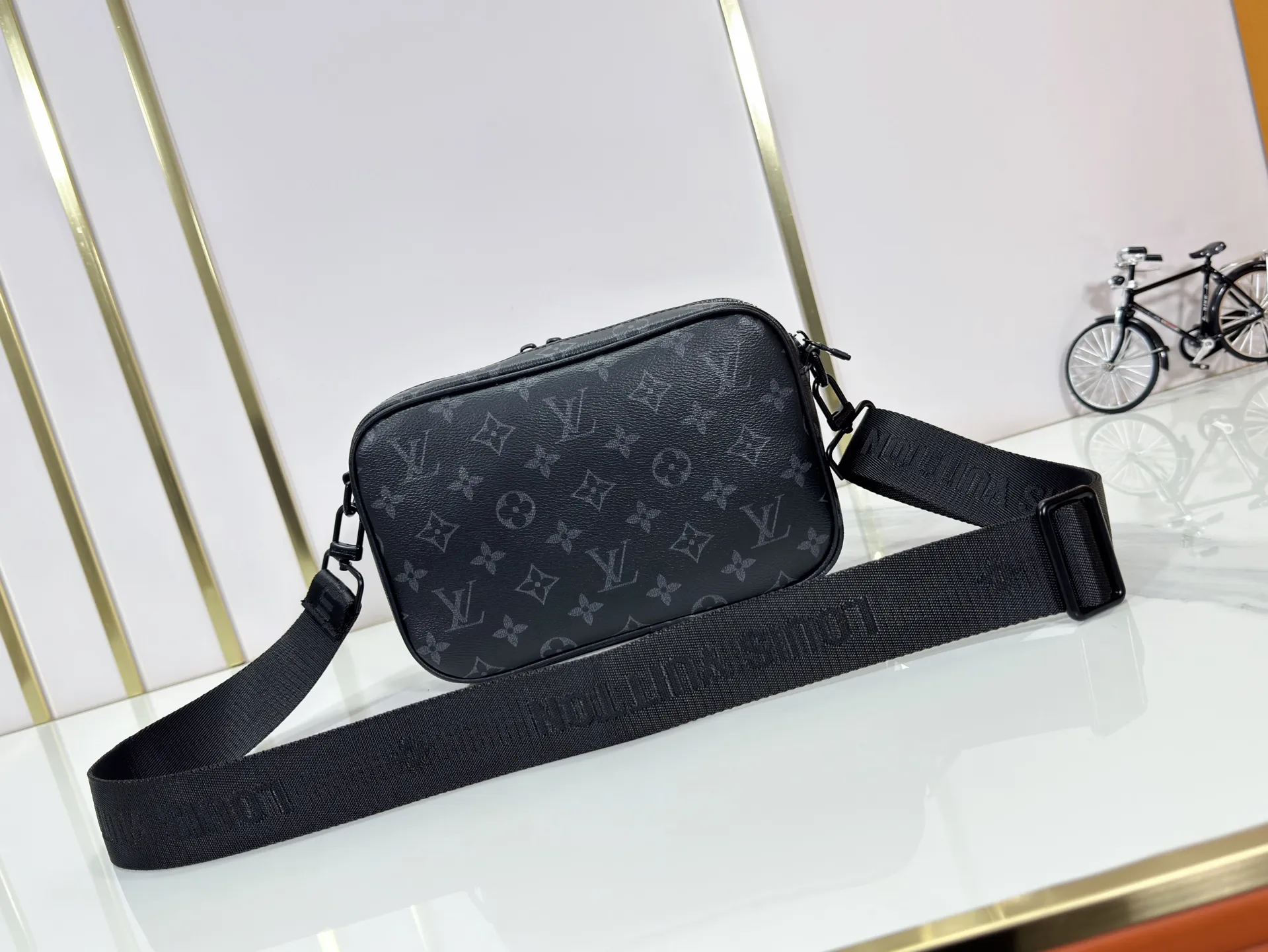P220 upgraded original M82542 M31069 M46955 M31014 M31016 nano alpha handbag is made of monogram shadow leather with subtle embossed monogram pattern, which makes the compact structure show elegant style. Black leather rivets with black floral pattern, two corners wrapped compartments on the front, box bag, camera bag, shoulder bag oo[handshake][handshake] rivet elements are marked with brand imprints, zipper compartments and external patch pockets are convenient for storing daily needs, and the detachable and adjustable leather shoulder strap allows for comfortable carrying. 24 x 16 x 8 cm (length x height x width)