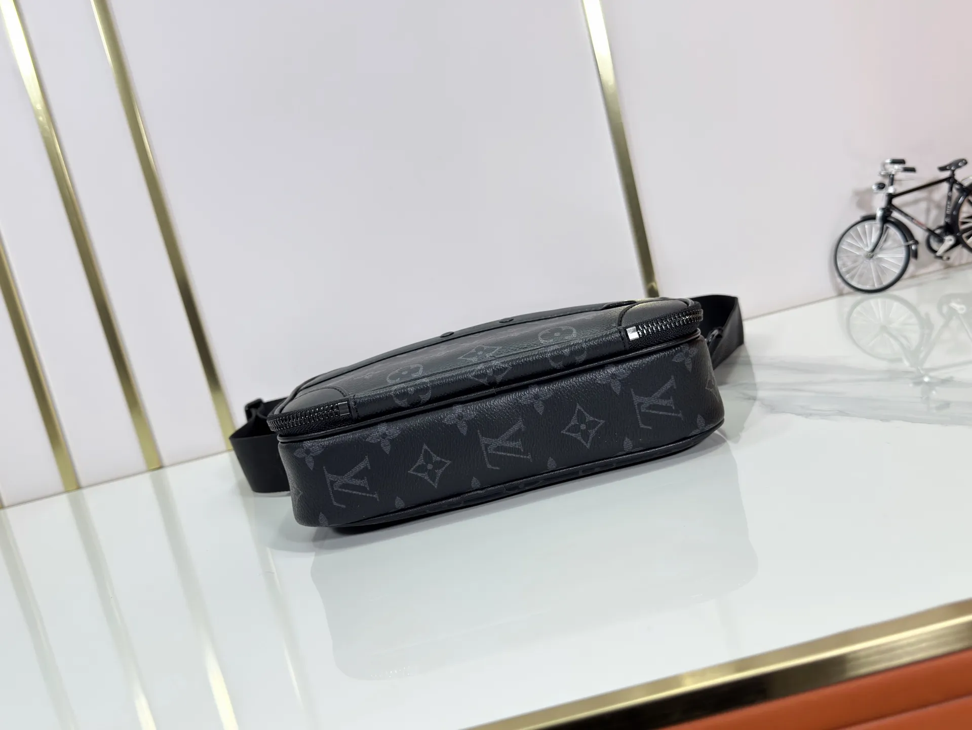 P220 upgraded original M82542 M31069 M46955 M31014 M31016 nano alpha handbag is made of monogram shadow leather with subtle embossed monogram pattern, which makes the compact structure show elegant style. Black leather rivets with black floral pattern, two corners wrapped compartments on the front, box bag, camera bag, shoulder bag oo[handshake][handshake] rivet elements are marked with brand imprints, zipper compartments and external patch pockets are convenient for storing daily needs, and the detachable and adjustable leather shoulder strap allows for comfortable carrying. 24 x 16 x 8 cm (length x height x width)