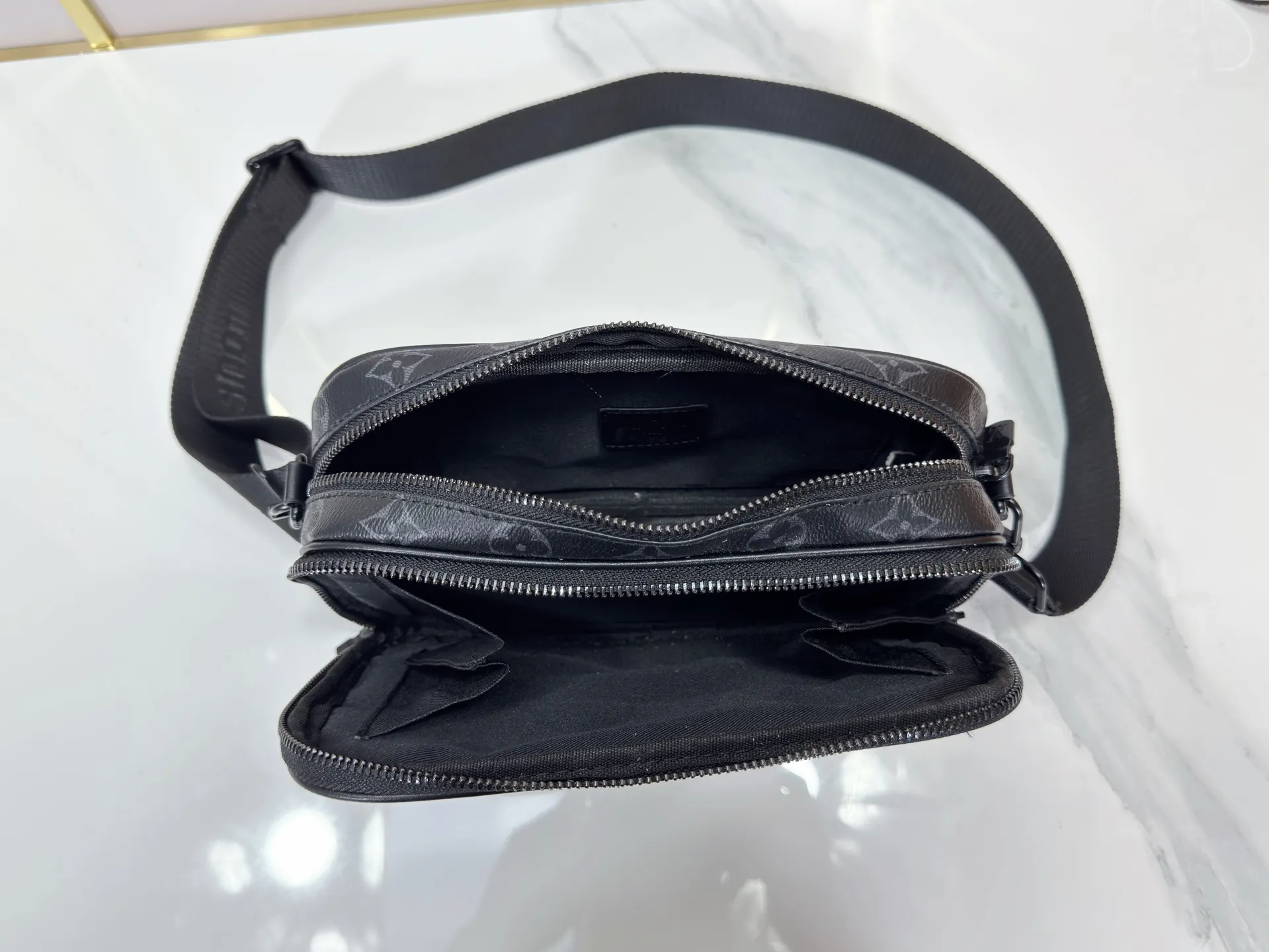 P220 upgraded original M82542 M31069 M46955 M31014 M31016 nano alpha handbag is made of monogram shadow leather with subtle embossed monogram pattern, which makes the compact structure show elegant style. Black leather rivets with black floral pattern, two corners wrapped compartments on the front, box bag, camera bag, shoulder bag oo[handshake][handshake] rivet elements are marked with brand imprints, zipper compartments and external patch pockets are convenient for storing daily needs, and the detachable and adjustable leather shoulder strap allows for comfortable carrying. 24 x 16 x 8 cm (length x height x width)