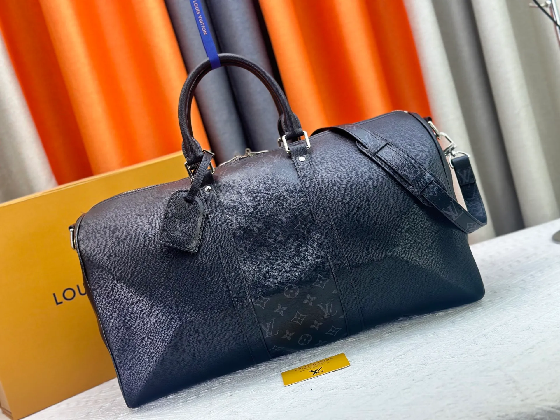 P340 Upgraded original version M30941 yellow M30885 white M53776 silver M30235 gram MTaigarama series newly launches this keepall travel bag, which is made of flexible Taïga leather and classic canvas to create a dynamic configuration. The size is just right to accommodate your travel needs, size: 50x29x23cm