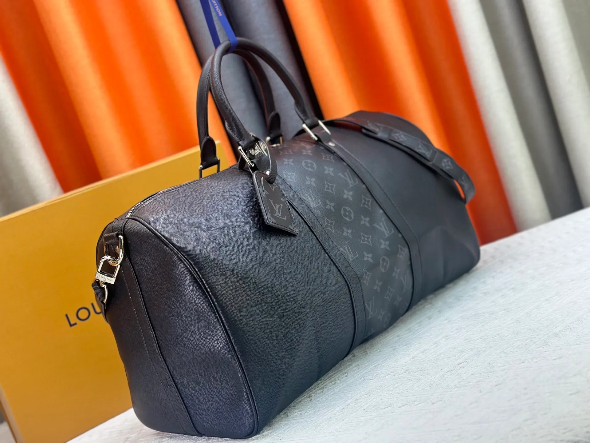 P340 Upgraded original version M30941 yellow M30885 white M53776 silver M30235 gram MTaigarama series newly launches this keepall travel bag, which is made of flexible Taïga leather and classic canvas to create a dynamic configuration. The size is just right to accommodate your travel needs, size: 50x29x23cm
