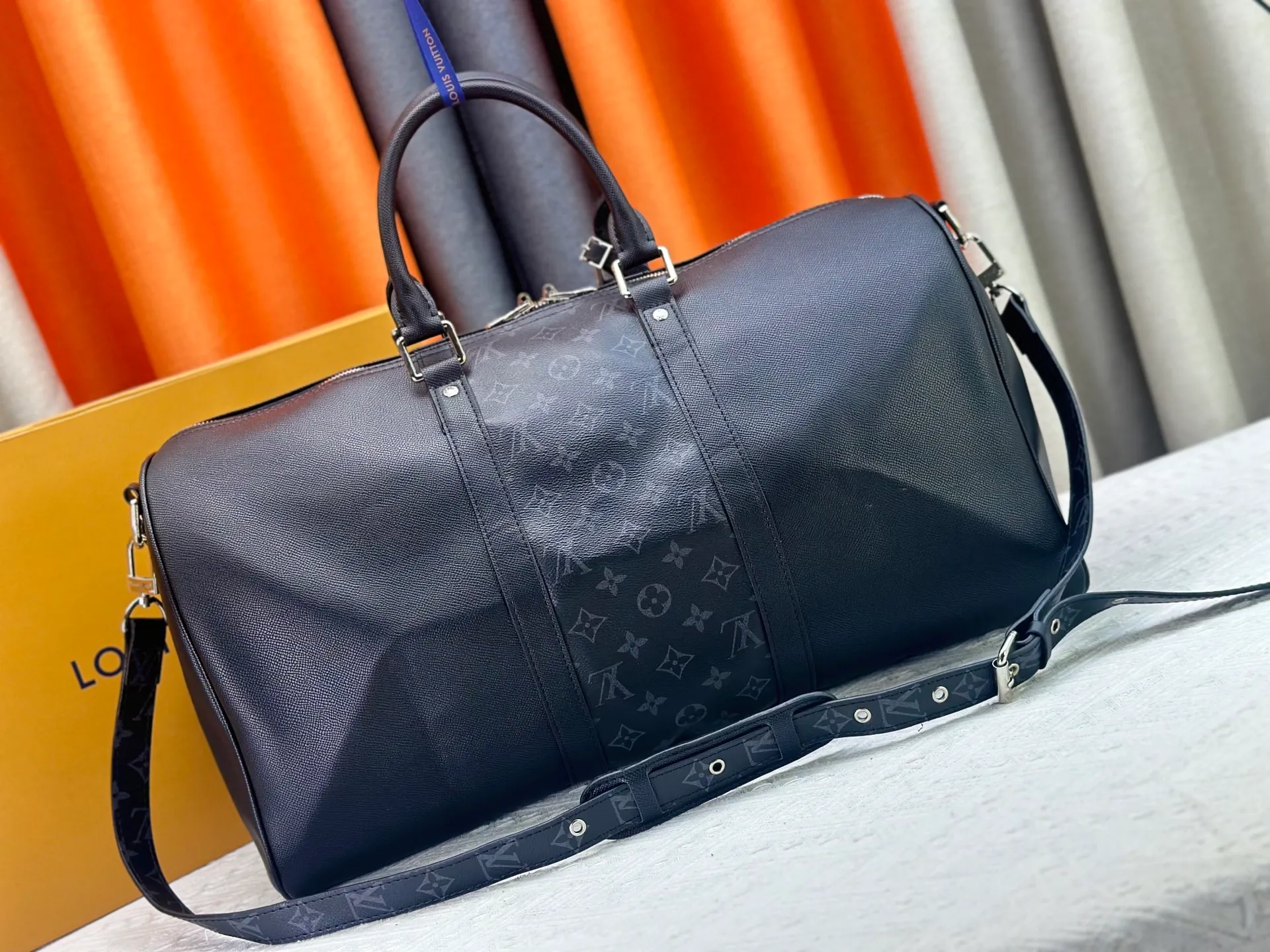 P340 Upgraded original version M30941 yellow M30885 white M53776 silver M30235 gram MTaigarama series newly launches this keepall travel bag, which is made of flexible Taïga leather and classic canvas to create a dynamic configuration. The size is just right to accommodate your travel needs, size: 50x29x23cm