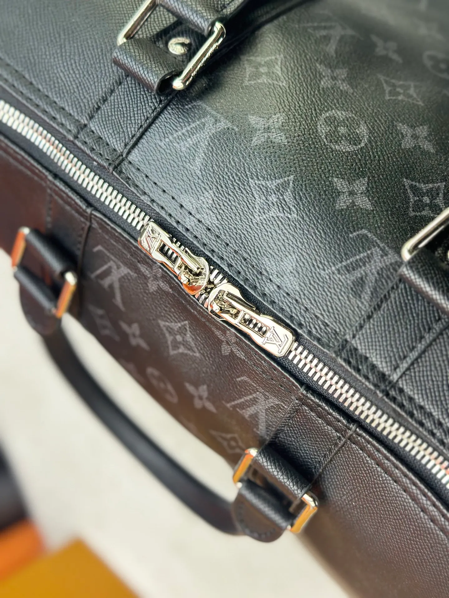 P340 Upgraded original version M30941 yellow M30885 white M53776 silver M30235 gram MTaigarama series newly launches this keepall travel bag, which is made of flexible Taïga leather and classic canvas to create a dynamic configuration. The size is just right to accommodate your travel needs, size: 50x29x23cm
