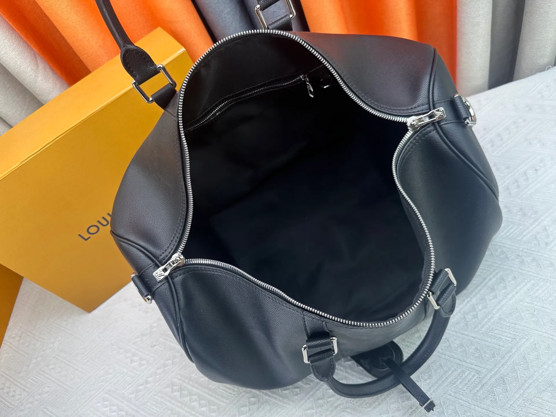 P340 Upgraded original version M30941 yellow M30885 white M53776 silver M30235 gram MTaigarama series newly launches this keepall travel bag, which is made of flexible Taïga leather and classic canvas to create a dynamic configuration. The size is just right to accommodate your travel needs, size: 50x29x23cm