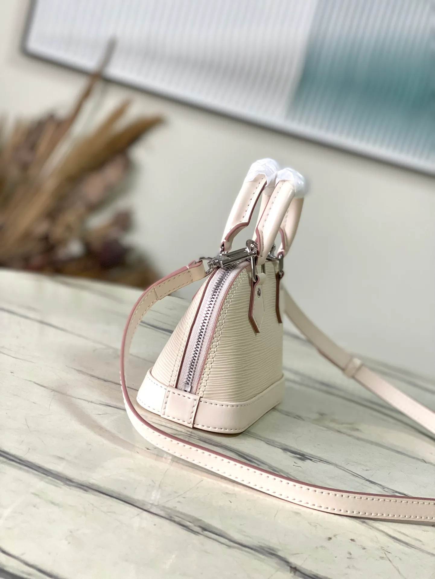 💰1140 (top layer leather) top original order M82411 off-white. This Nano Alma handbag uses the brand's iconic Epl leather to condense the classic Ama handbag configuration, reflecting a unique texture. Equipped with double zippers, handles and detachable and adjustable shoulder straps, a variety of carrying options are available. Dimensions: 18 × 12 × 8 cm