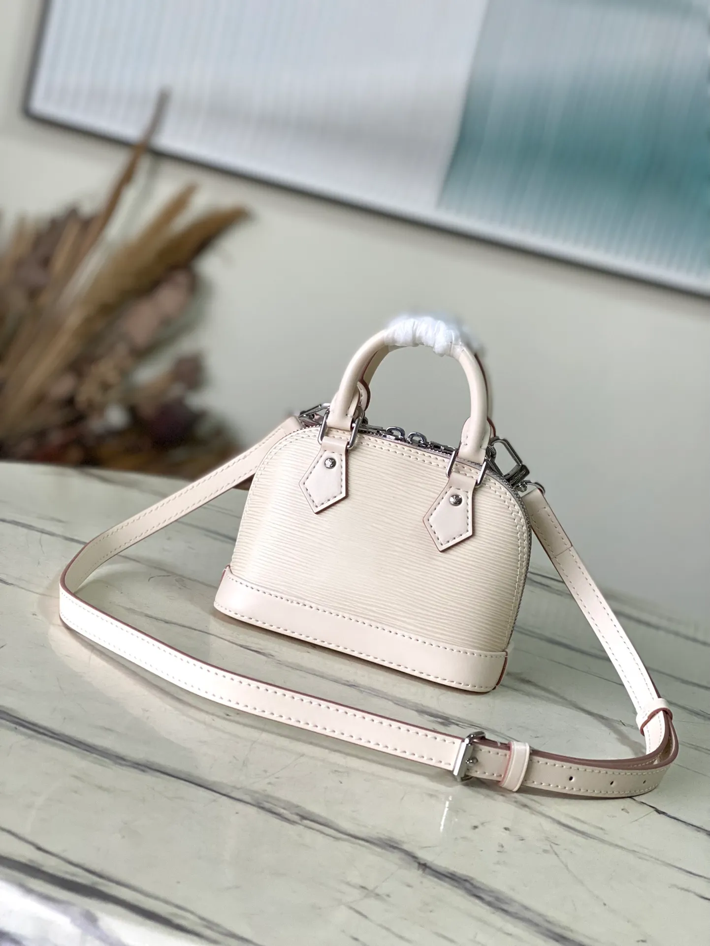 💰1140 (top layer leather) top original order M82411 off-white. This Nano Alma handbag uses the brand's iconic Epl leather to condense the classic Ama handbag configuration, reflecting a unique texture. Equipped with double zippers, handles and detachable and adjustable shoulder straps, a variety of carrying options are available. Dimensions: 18 × 12 × 8 cm