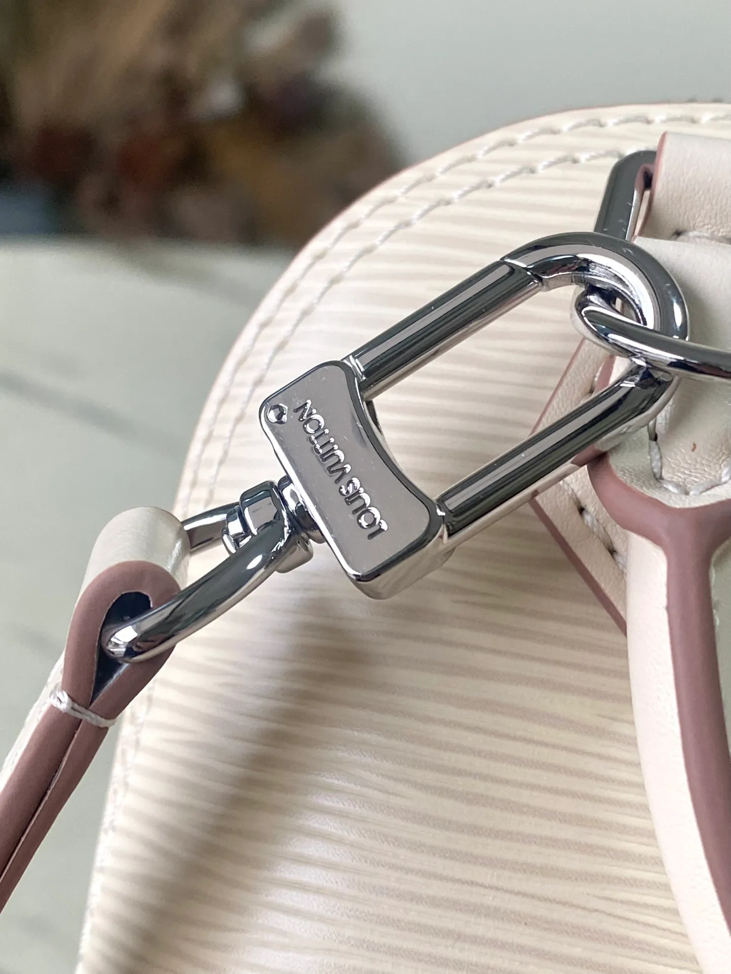💰1140 (top layer leather) top original order M82411 off-white. This Nano Alma handbag uses the brand's iconic Epl leather to condense the classic Ama handbag configuration, reflecting a unique texture. Equipped with double zippers, handles and detachable and adjustable shoulder straps, a variety of carrying options are available. Dimensions: 18 × 12 × 8 cm