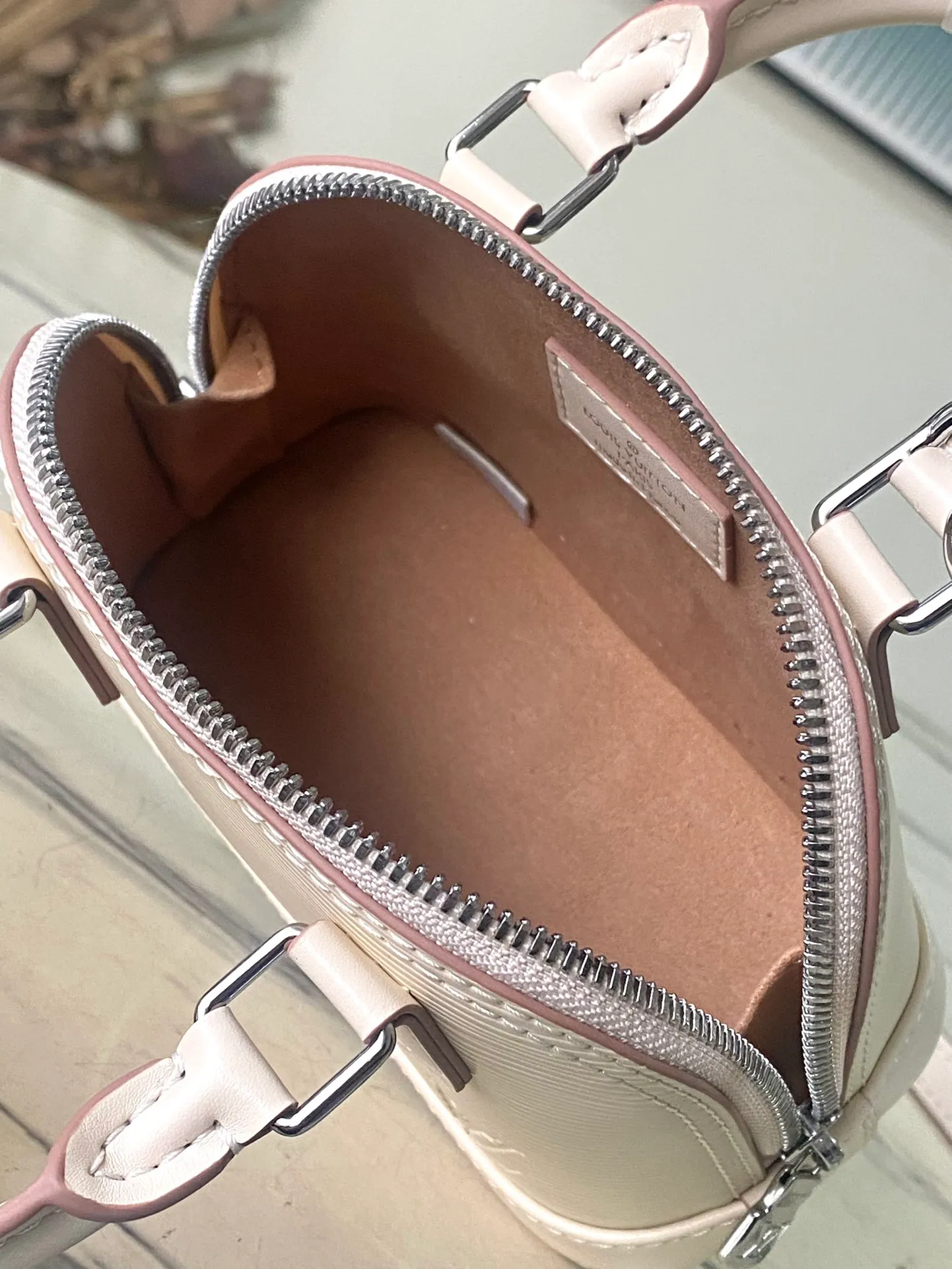 💰1140 (top layer leather) top original order M82411 off-white. This Nano Alma handbag uses the brand's iconic Epl leather to condense the classic Ama handbag configuration, reflecting a unique texture. Equipped with double zippers, handles and detachable and adjustable shoulder straps, a variety of carrying options are available. Dimensions: 18 × 12 × 8 cm