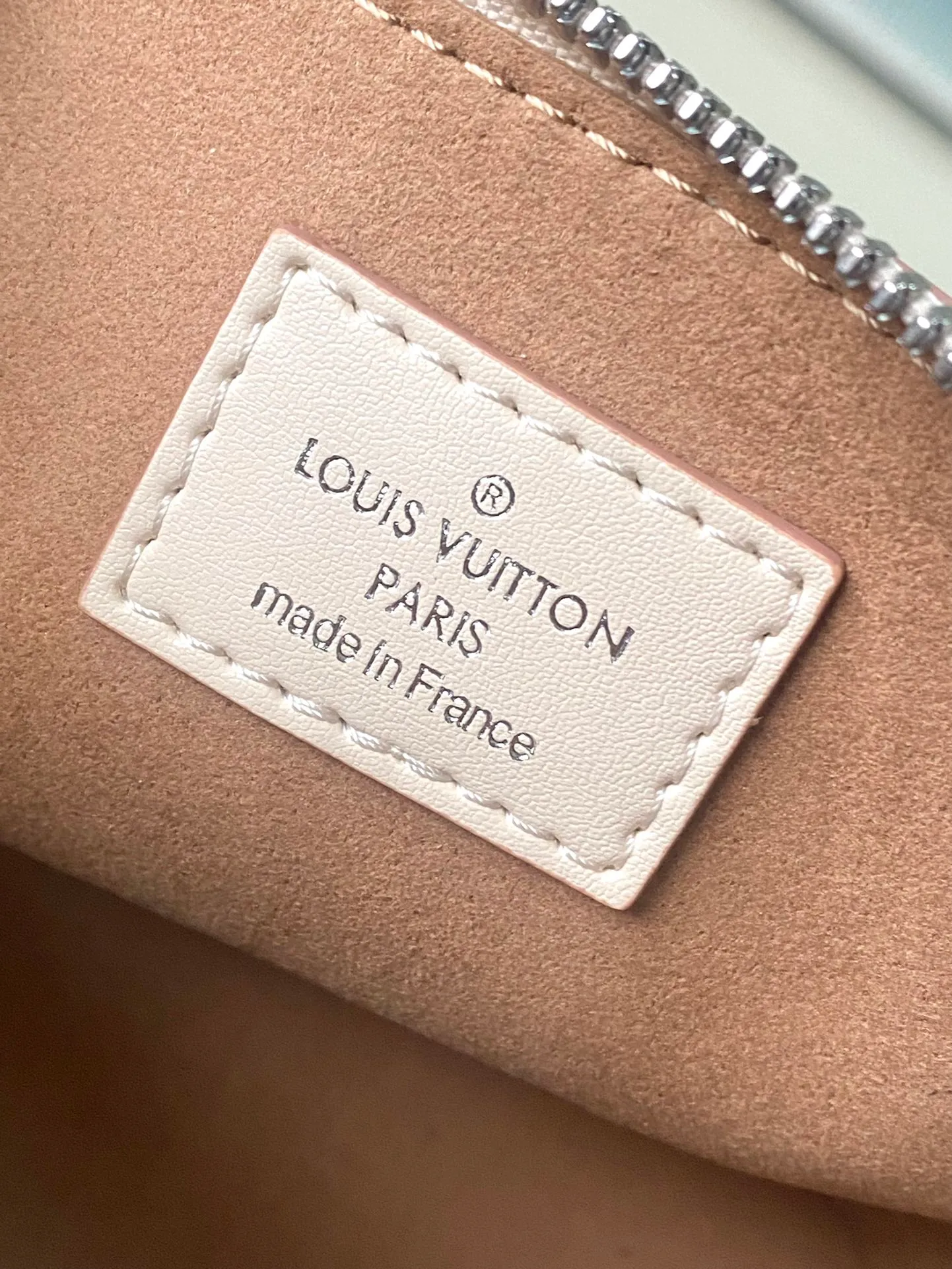 💰1140 (top layer leather) top original order M82411 off-white. This Nano Alma handbag uses the brand's iconic Epl leather to condense the classic Ama handbag configuration, reflecting a unique texture. Equipped with double zippers, handles and detachable and adjustable shoulder straps, a variety of carrying options are available. Dimensions: 18 × 12 × 8 cm