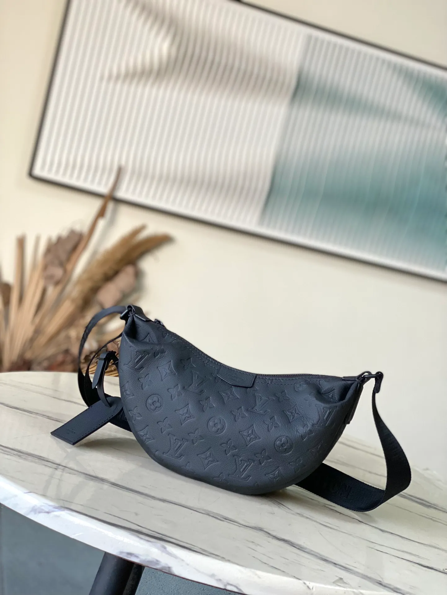 💰980 (first-grain leather) Top-quality original order M12510 This small Hamac handbag is made of Monogram Shadow embossed cow leather to achieve a close-fitting configuration. The adjustable EpiXL leather shoulder strap allows for comfortable carrying options such as cross-body or waist. Interior patch pockets ensure neat storage. Dimensions: 28.5 × 15 × 8 cm