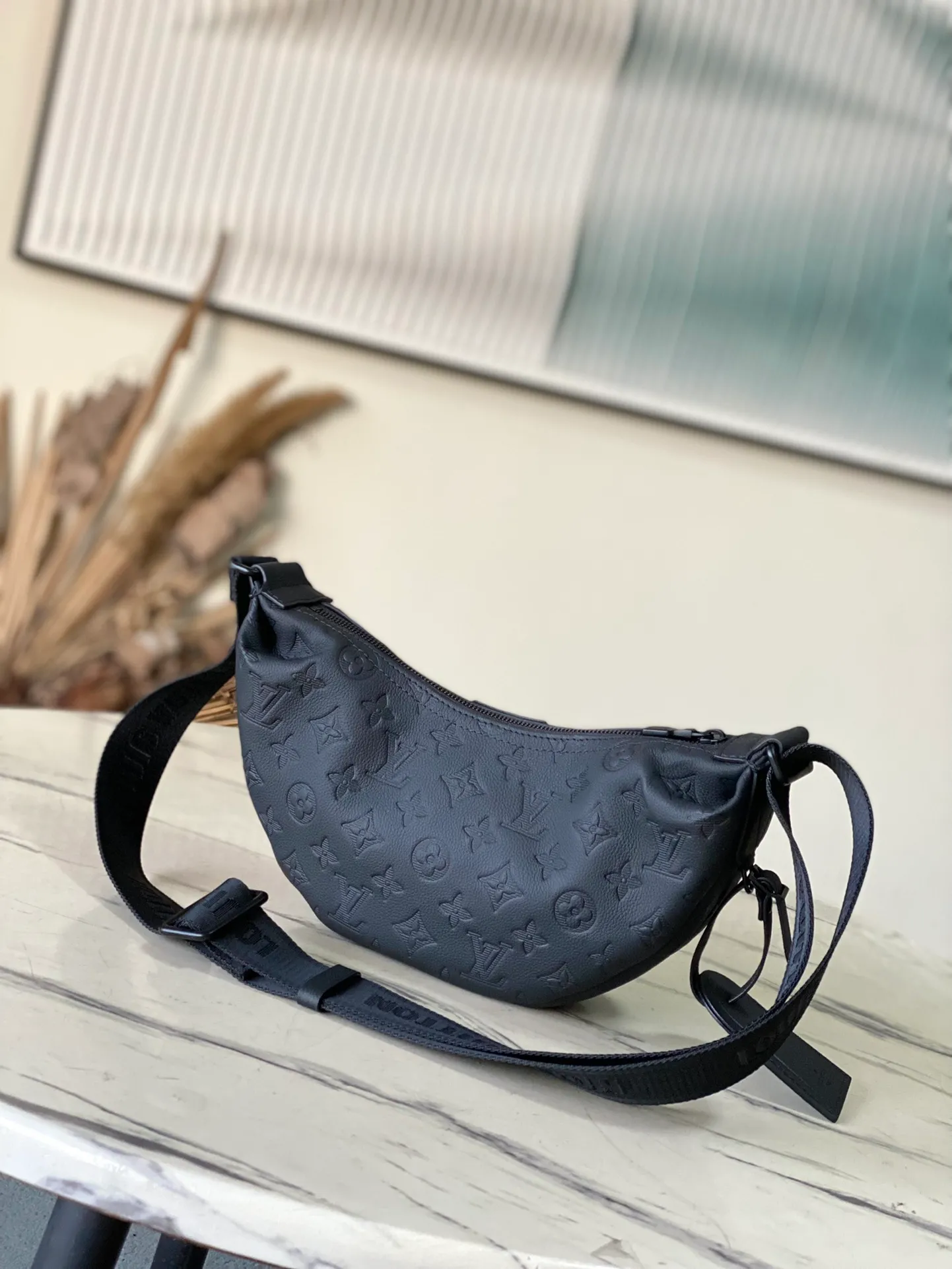 💰980 (first-grain leather) Top-quality original order M12510 This small Hamac handbag is made of Monogram Shadow embossed cow leather to achieve a close-fitting configuration. The adjustable EpiXL leather shoulder strap allows for comfortable carrying options such as cross-body or waist. Interior patch pockets ensure neat storage. Dimensions: 28.5 × 15 × 8 cm