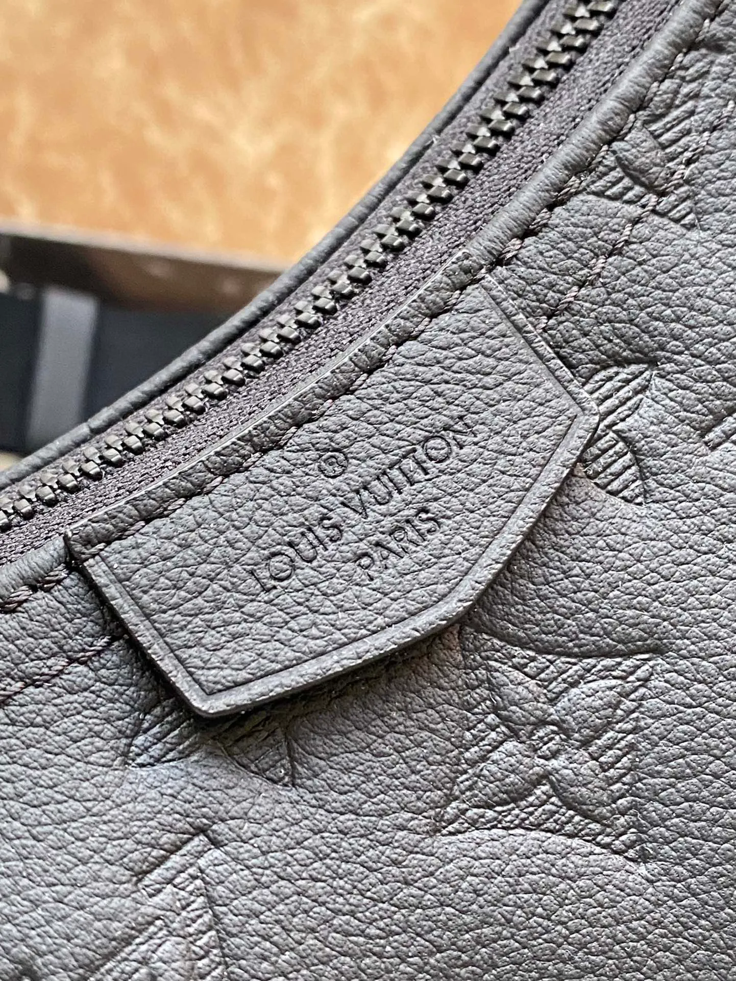 💰980 (first-grain leather) Top-quality original order M12510 This small Hamac handbag is made of Monogram Shadow embossed cow leather to achieve a close-fitting configuration. The adjustable EpiXL leather shoulder strap allows for comfortable carrying options such as cross-body or waist. Interior patch pockets ensure neat storage. Dimensions: 28.5 × 15 × 8 cm