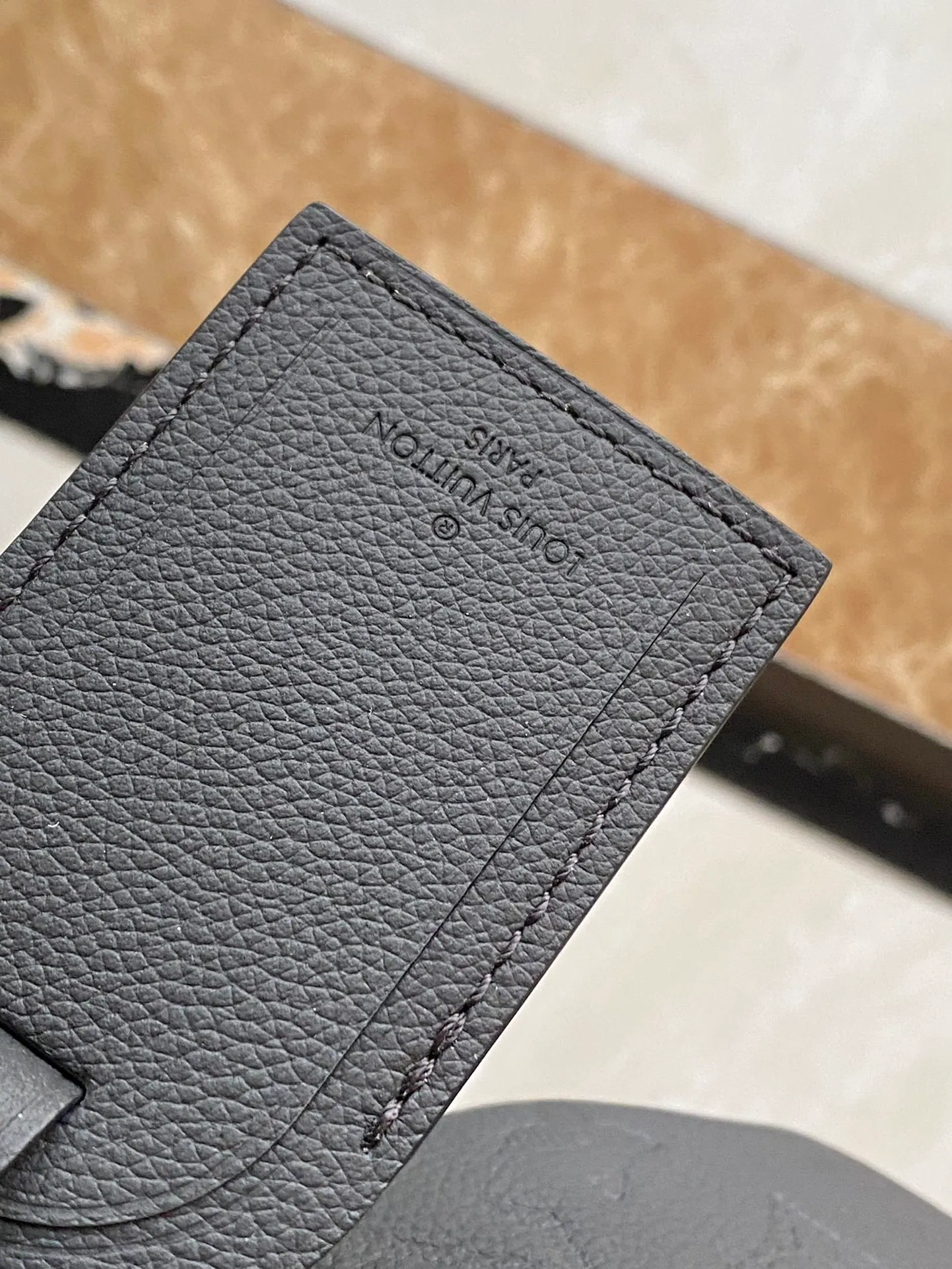 💰980 (first-grain leather) Top-quality original order M12510 This small Hamac handbag is made of Monogram Shadow embossed cow leather to achieve a close-fitting configuration. The adjustable EpiXL leather shoulder strap allows for comfortable carrying options such as cross-body or waist. Interior patch pockets ensure neat storage. Dimensions: 28.5 × 15 × 8 cm