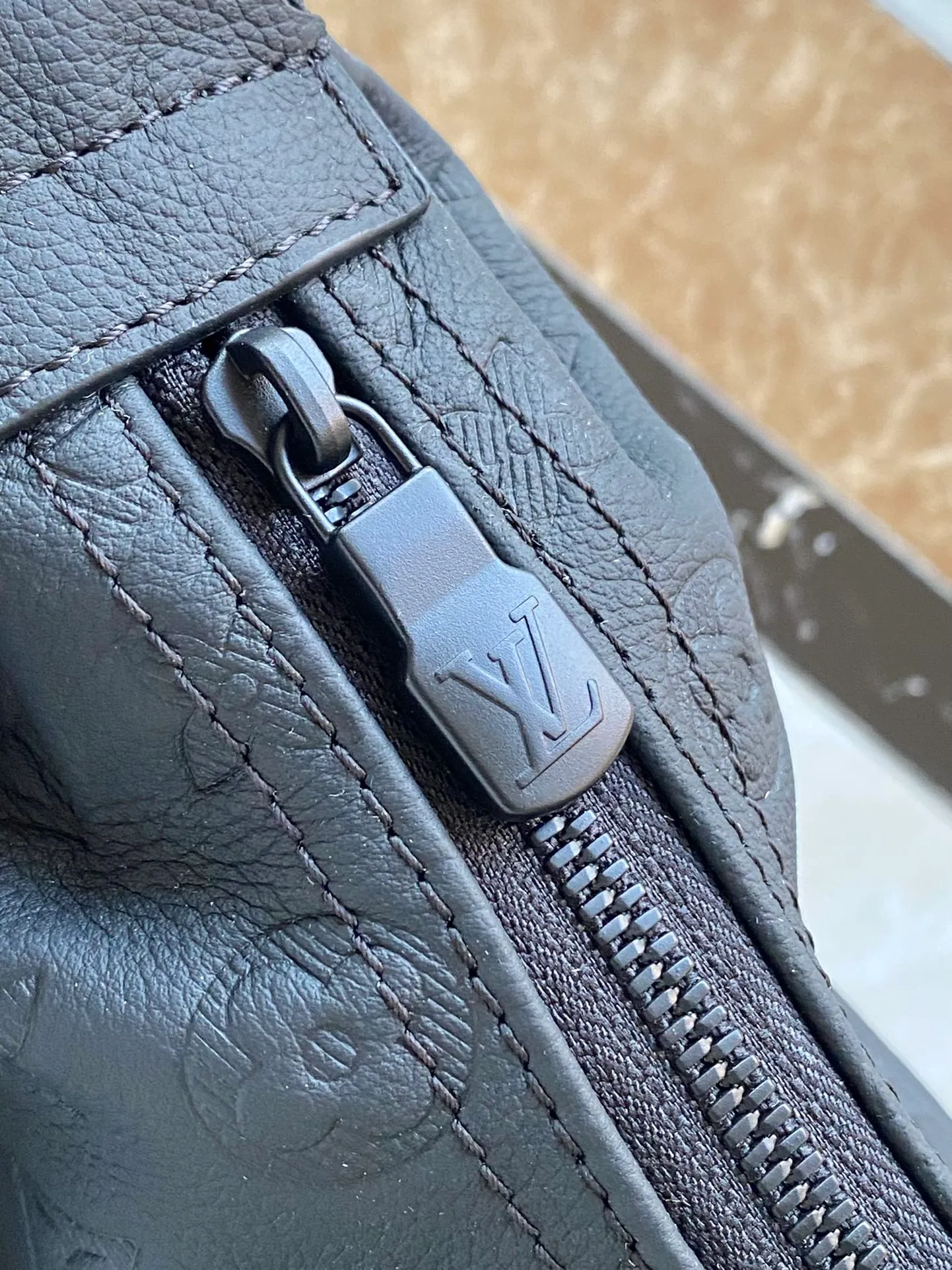 💰980 (first-grain leather) Top-quality original order M12510 This small Hamac handbag is made of Monogram Shadow embossed cow leather to achieve a close-fitting configuration. The adjustable EpiXL leather shoulder strap allows for comfortable carrying options such as cross-body or waist. Interior patch pockets ensure neat storage. Dimensions: 28.5 × 15 × 8 cm
