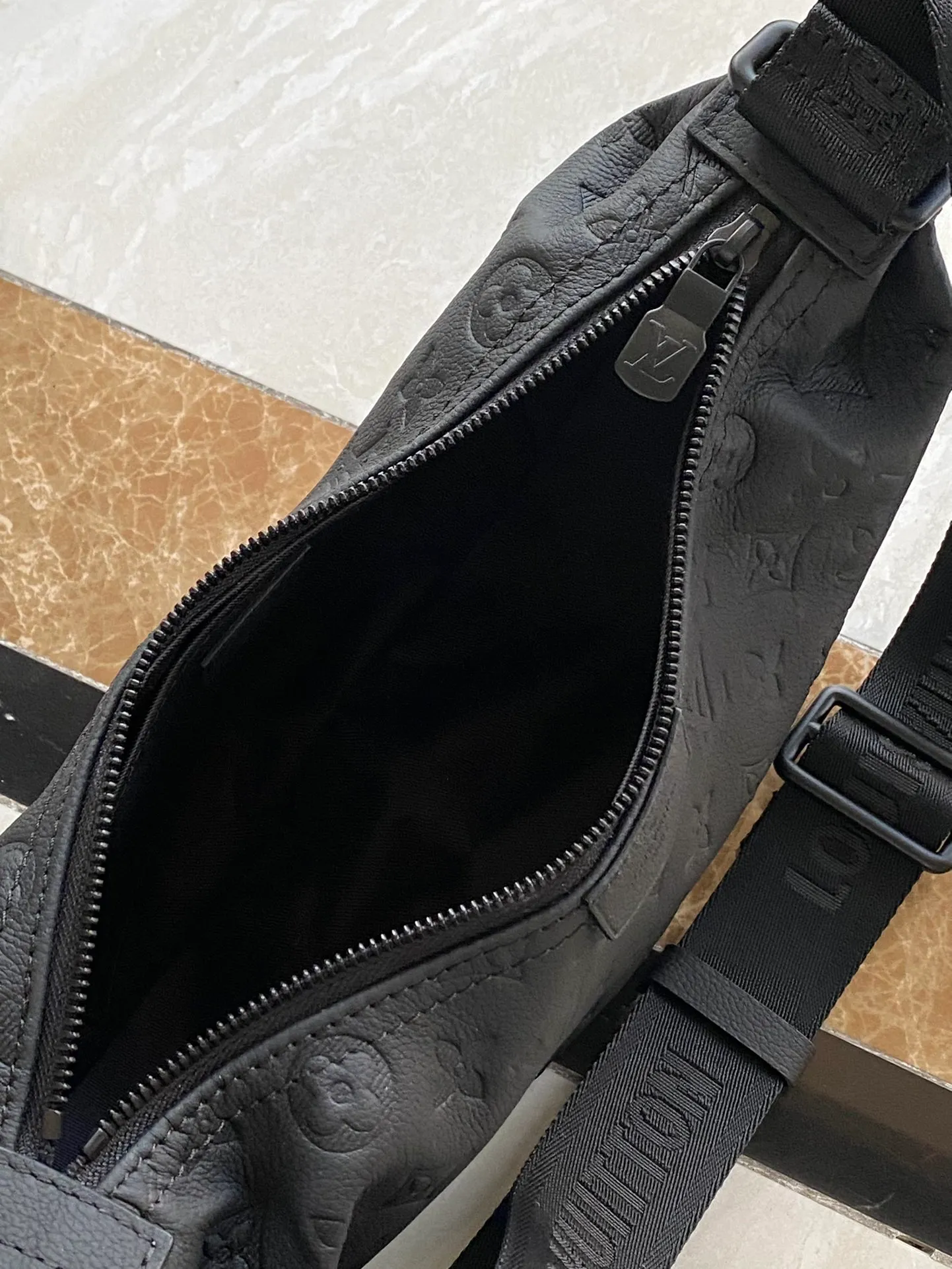 💰980 (first-grain leather) Top-quality original order M12510 This small Hamac handbag is made of Monogram Shadow embossed cow leather to achieve a close-fitting configuration. The adjustable EpiXL leather shoulder strap allows for comfortable carrying options such as cross-body or waist. Interior patch pockets ensure neat storage. Dimensions: 28.5 × 15 × 8 cm
