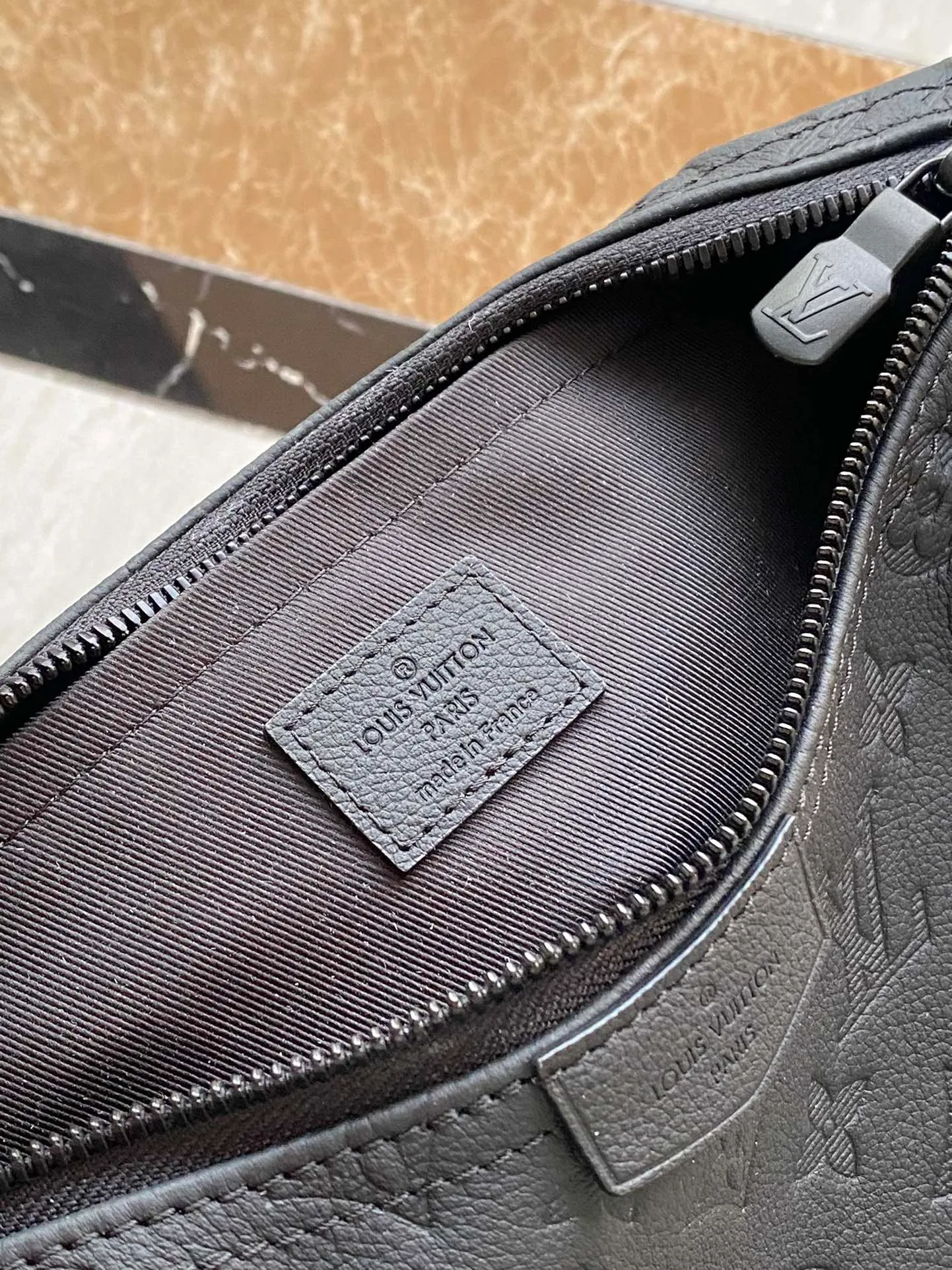 💰980 (first-grain leather) Top-quality original order M12510 This small Hamac handbag is made of Monogram Shadow embossed cow leather to achieve a close-fitting configuration. The adjustable EpiXL leather shoulder strap allows for comfortable carrying options such as cross-body or waist. Interior patch pockets ensure neat storage. Dimensions: 28.5 × 15 × 8 cm