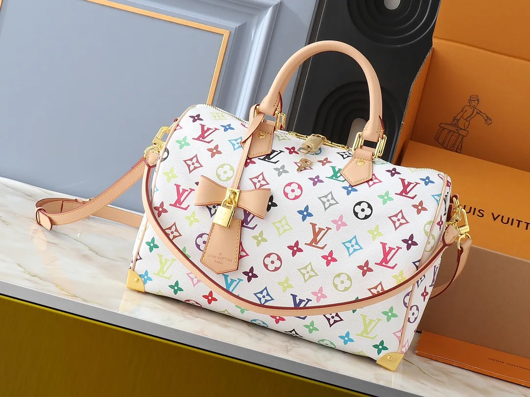💰300💰Upgraded original version M13805 M13257 M40391 lv Murakami Takashi co-branded NANOSPEEDY handbag This Nano Speedy handbag combines Monogram canvas and cow leather trim printing, with 33 colorful colors to interpret white tricolor and black tricolor. It has been launched in twelve sections and is very popular around the world and is loved by celebrities and celebrities. 30.0 x 21.0 x 17.0 cm