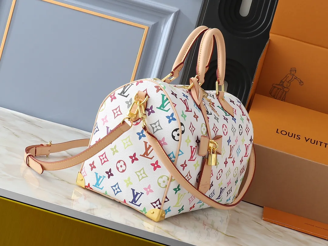 💰300💰Upgraded original version M13805 M13257 M40391 lv Murakami Takashi co-branded NANOSPEEDY handbag This Nano Speedy handbag combines Monogram canvas and cow leather trim printing, with 33 colorful colors to interpret white tricolor and black tricolor. It has been launched in twelve sections and is very popular around the world and is loved by celebrities and celebrities. 30.0 x 21.0 x 17.0 cm