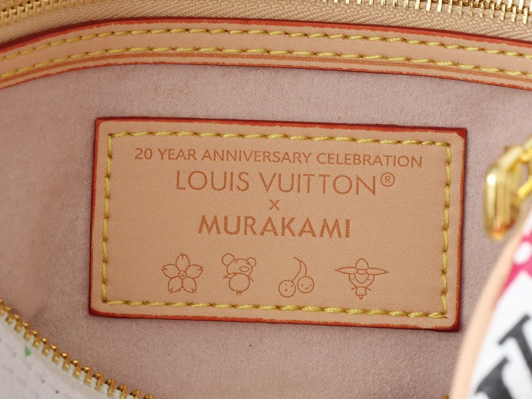 💰300💰Upgraded original version M13805 M13257 M40391 lv Murakami Takashi co-branded NANOSPEEDY handbag This Nano Speedy handbag combines Monogram canvas and cow leather trim printing, with 33 colorful colors to interpret white tricolor and black tricolor. It has been launched in twelve sections and is very popular around the world and is loved by celebrities and celebrities. 30.0 x 21.0 x 17.0 cm