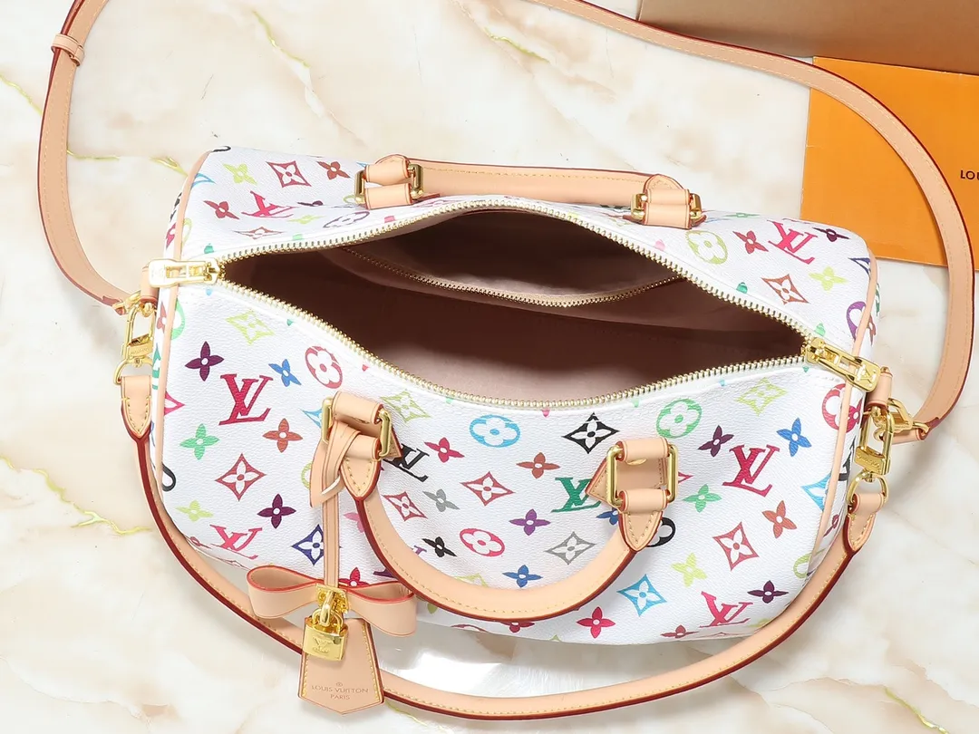 💰300💰Upgraded original version M13805 M13257 M40391 lv Murakami Takashi co-branded NANOSPEEDY handbag This Nano Speedy handbag combines Monogram canvas and cow leather trim printing, with 33 colorful colors to interpret white tricolor and black tricolor. It has been launched in twelve sections and is very popular around the world and is loved by celebrities and celebrities. 30.0 x 21.0 x 17.0 cm