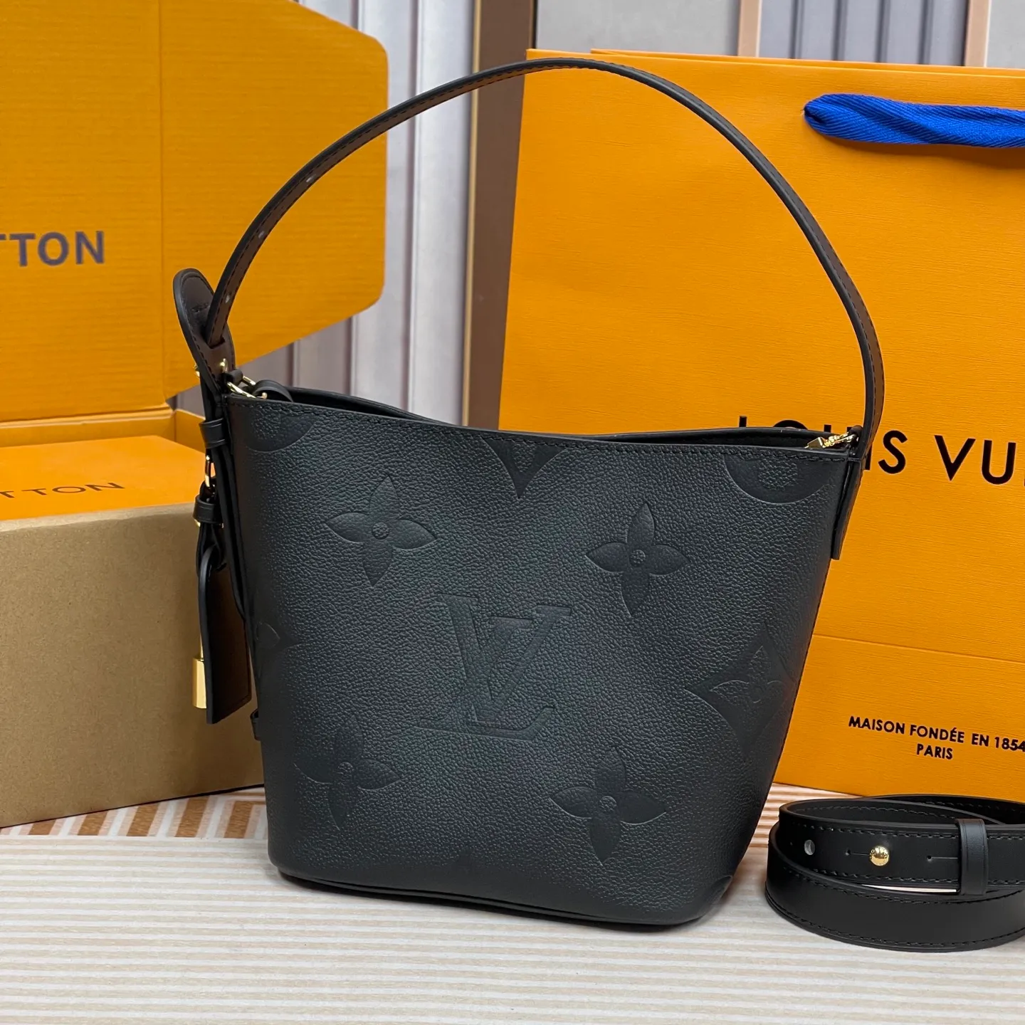 [Upgraded version] P820💰New counter model·High quality·Semi-steel hardware·Original single grade·With gift box🎁Packaging·Model M13480💗This All In BB bucket bag hobo handbag conveys the fun style of the Louis Vuitton x Murakami reissued embossed cowhide series with smart details. The Monogram embossing is boldly rendered in the artist's rainbow tones, and the name tag is embellished with bows and padlocks. With the clever use of adjustable cowhide handles and leather shoulder straps, it can be carried by hand, shoulder or cross-body.  Dimensions: 18 x 12 x 16 cm ⚠️