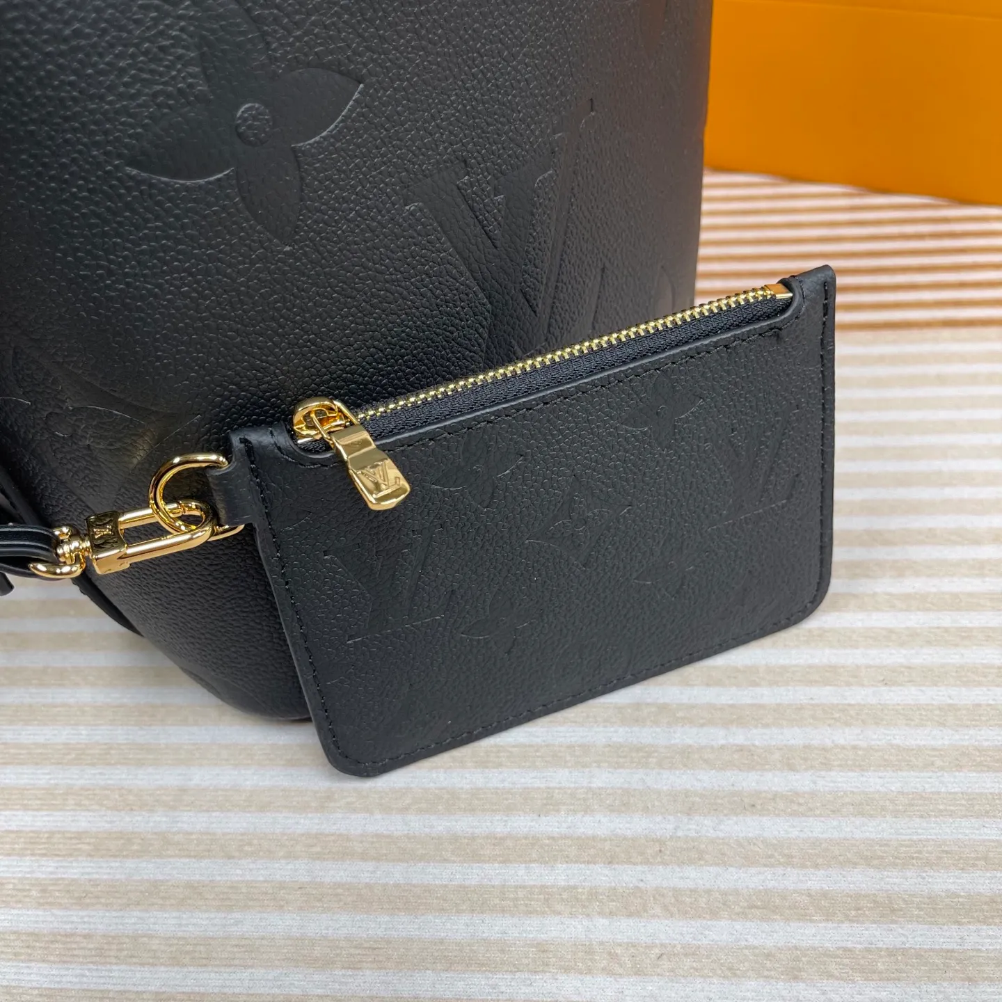 [Upgraded version] P820💰New counter model·High quality·Semi-steel hardware·Original single grade·With gift box🎁Packaging·Model M13480💗This All In BB bucket bag hobo handbag conveys the fun style of the Louis Vuitton x Murakami reissued embossed cowhide series with smart details. The Monogram embossing is boldly rendered in the artist's rainbow tones, and the name tag is embellished with bows and padlocks. With the clever use of adjustable cowhide handles and leather shoulder straps, it can be carried by hand, shoulder or cross-body.  Dimensions: 18 x 12 x 16 cm ⚠️