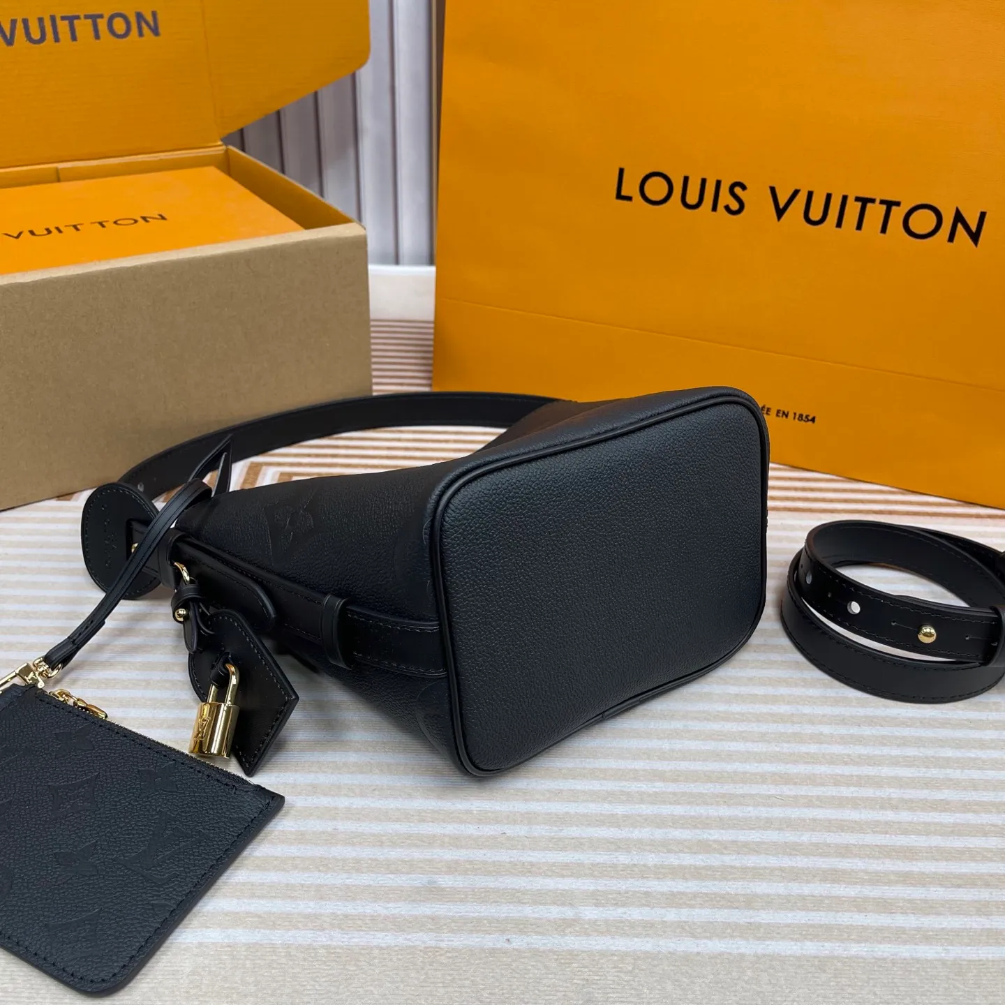 [Upgraded version] P820💰New counter model·High quality·Semi-steel hardware·Original single grade·With gift box🎁Packaging·Model M13480💗This All In BB bucket bag hobo handbag conveys the fun style of the Louis Vuitton x Murakami reissued embossed cowhide series with smart details. The Monogram embossing is boldly rendered in the artist's rainbow tones, and the name tag is embellished with bows and padlocks. With the clever use of adjustable cowhide handles and leather shoulder straps, it can be carried by hand, shoulder or cross-body.  Dimensions: 18 x 12 x 16 cm ⚠️