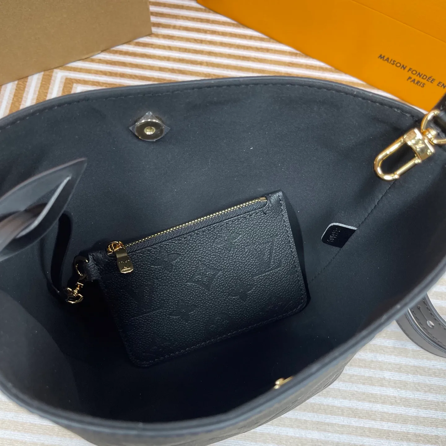 [Upgraded version] P820💰New counter model·High quality·Semi-steel hardware·Original single grade·With gift box🎁Packaging·Model M13480💗This All In BB bucket bag hobo handbag conveys the fun style of the Louis Vuitton x Murakami reissued embossed cowhide series with smart details. The Monogram embossing is boldly rendered in the artist's rainbow tones, and the name tag is embellished with bows and padlocks. With the clever use of adjustable cowhide handles and leather shoulder straps, it can be carried by hand, shoulder or cross-body.  Dimensions: 18 x 12 x 16 cm ⚠️