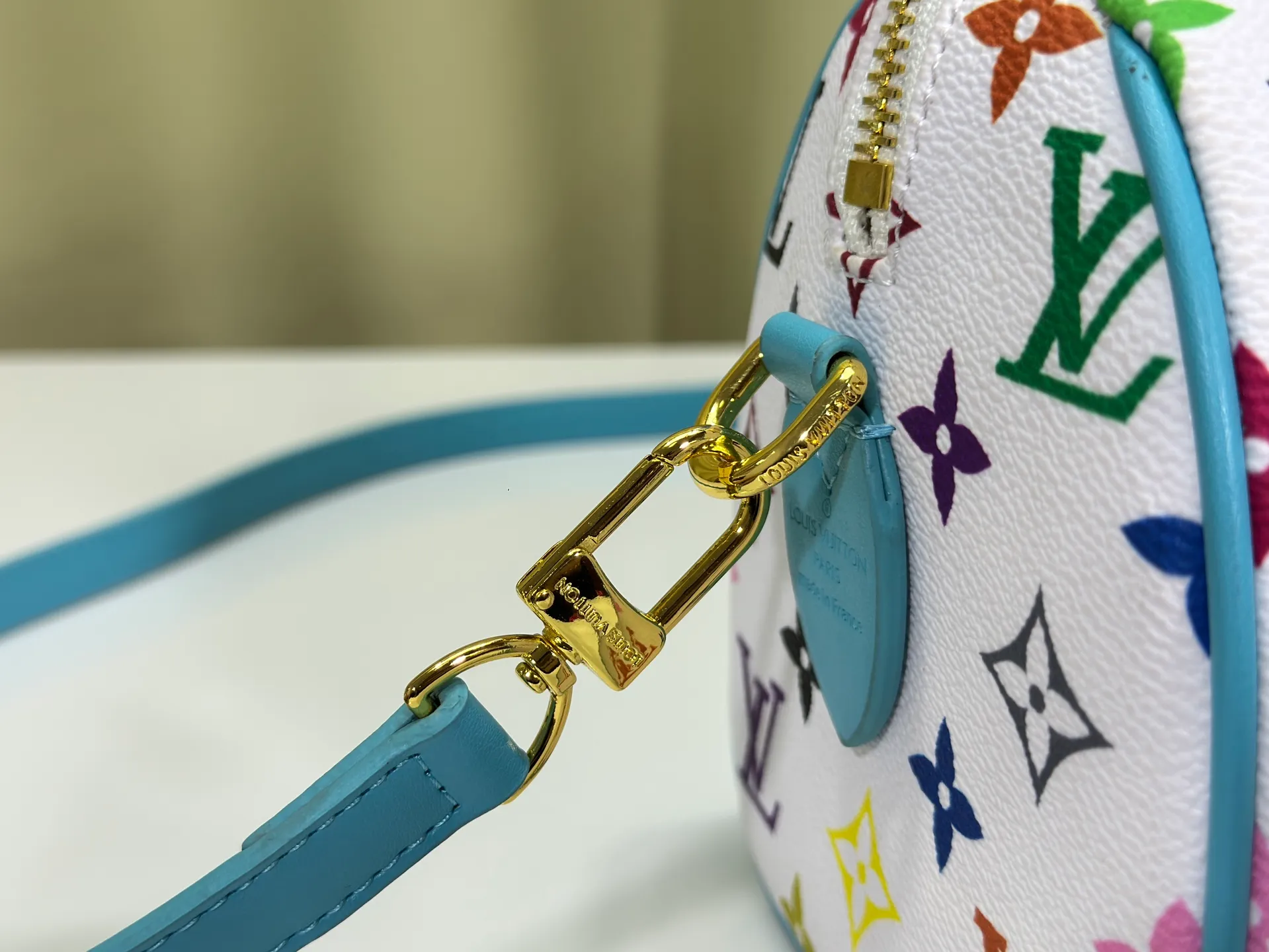 P280 upgraded original M58953 M46234 M46222 Speedy Bandoulière 20 handbag is made of soft coated canvas, and the full-length Monogram pattern is traced in colorful rainbow tones, highlighting the smart style of the Louis Vuitton x Murakami reissue series. The Toron handle and detachable shoulder strap are constructed of cow leather, the metal corners recall classic luggage elements, and the bow-shaped key bag and padlock add brand touches. Dimensions: 20.5 x 13.5 x 12.0 cm (length x height x width)