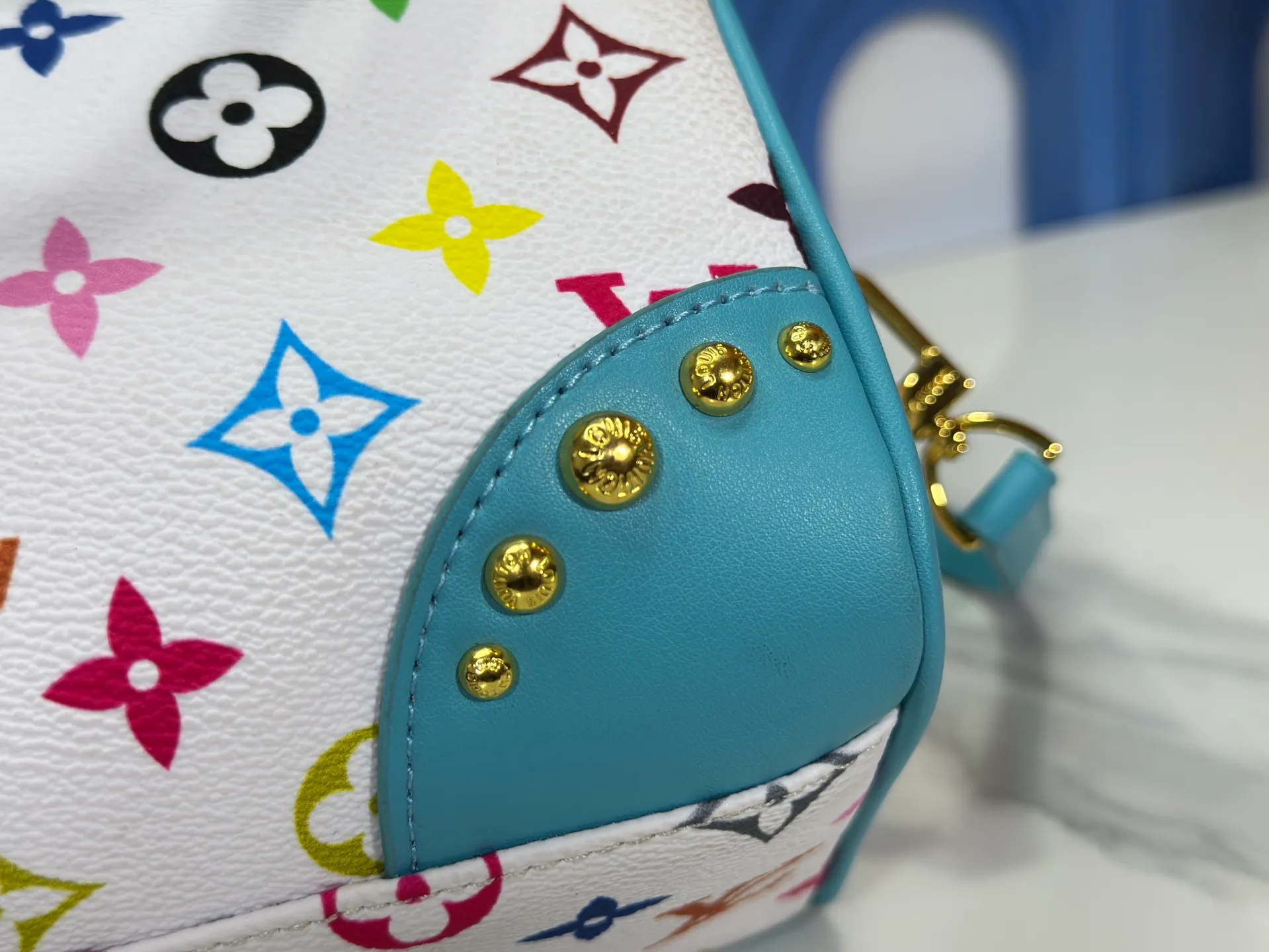 P280 upgraded original M58953 M46234 M46222 Speedy Bandoulière 20 handbag is made of soft coated canvas, and the full-length Monogram pattern is traced in colorful rainbow tones, highlighting the smart style of the Louis Vuitton x Murakami reissue series. The Toron handle and detachable shoulder strap are constructed of cow leather, the metal corners recall classic luggage elements, and the bow-shaped key bag and padlock add brand touches. Dimensions: 20.5 x 13.5 x 12.0 cm (length x height x width)