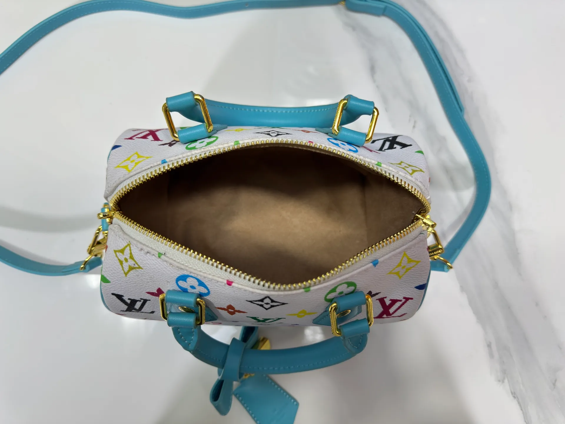 P280 upgraded original M58953 M46234 M46222 Speedy Bandoulière 20 handbag is made of soft coated canvas, and the full-length Monogram pattern is traced in colorful rainbow tones, highlighting the smart style of the Louis Vuitton x Murakami reissue series. The Toron handle and detachable shoulder strap are constructed of cow leather, the metal corners recall classic luggage elements, and the bow-shaped key bag and padlock add brand touches. Dimensions: 20.5 x 13.5 x 12.0 cm (length x height x width)