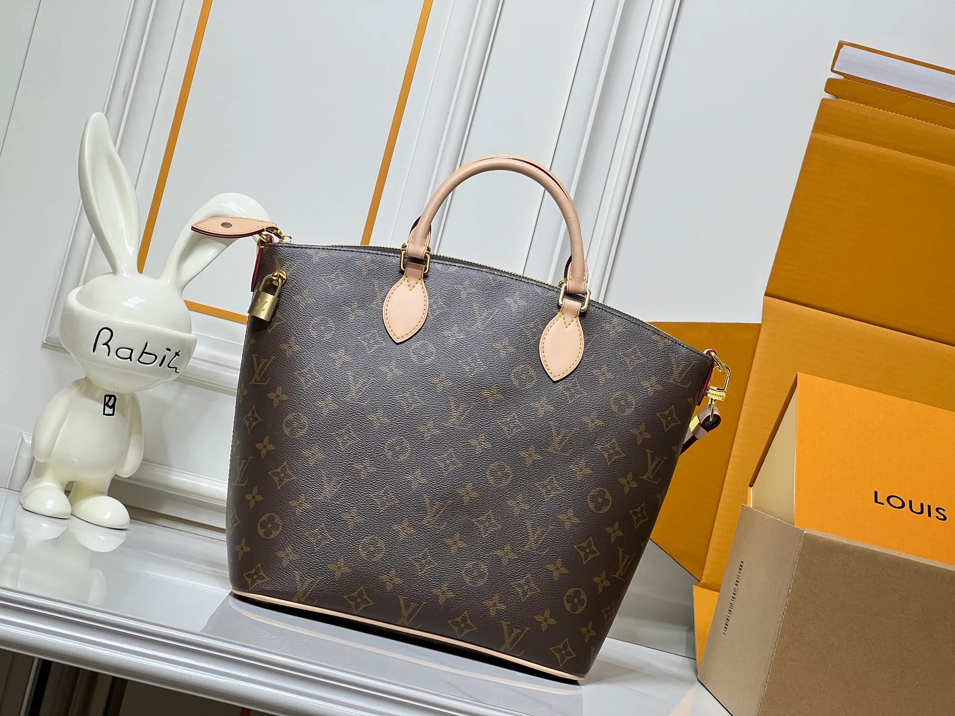 Batch 300💰Upgraded original M26494 M26532 This Lockit BB handbag draws inspiration from the Knick-Knack handbag in the 1960s and can be flexibly switched between multiple carrying methods. Monogram coated canvas with a curved upper edge and oval trim reflect the classic elements of the original design. The padlock opening and closing once again pays tribute to the brand's long heritage. Dimensions: 36 x 30 x 15 cm (length x height x width)