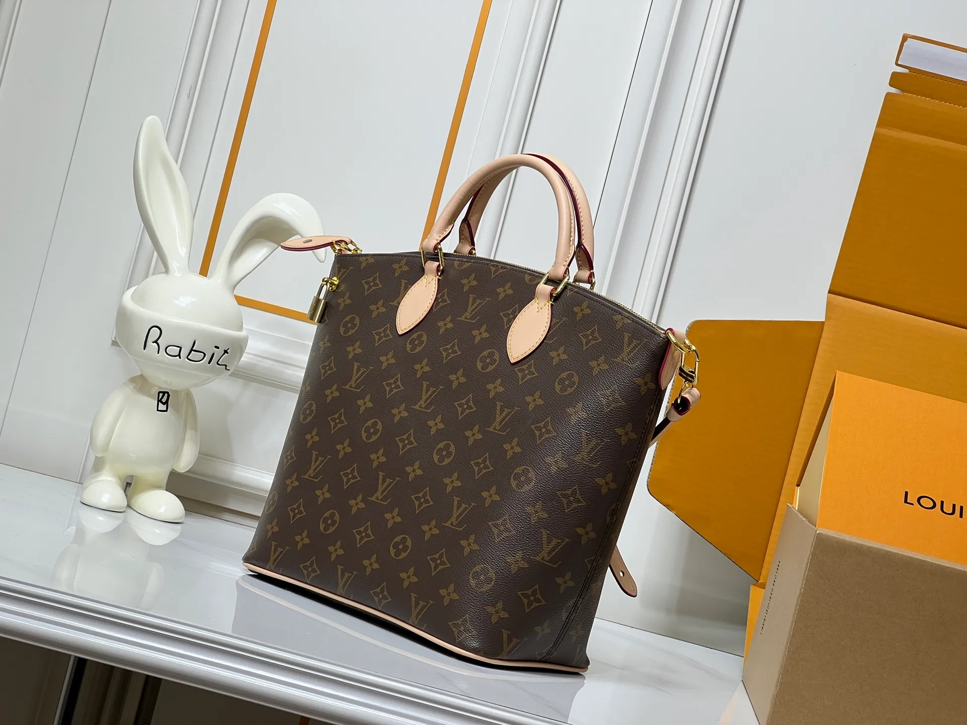 Batch 300💰Upgraded original M26494 M26532 This Lockit BB handbag draws inspiration from the Knick-Knack handbag in the 1960s and can be flexibly switched between multiple carrying methods. Monogram coated canvas with a curved upper edge and oval trim reflect the classic elements of the original design. The padlock opening and closing once again pays tribute to the brand's long heritage. Dimensions: 36 x 30 x 15 cm (length x height x width)