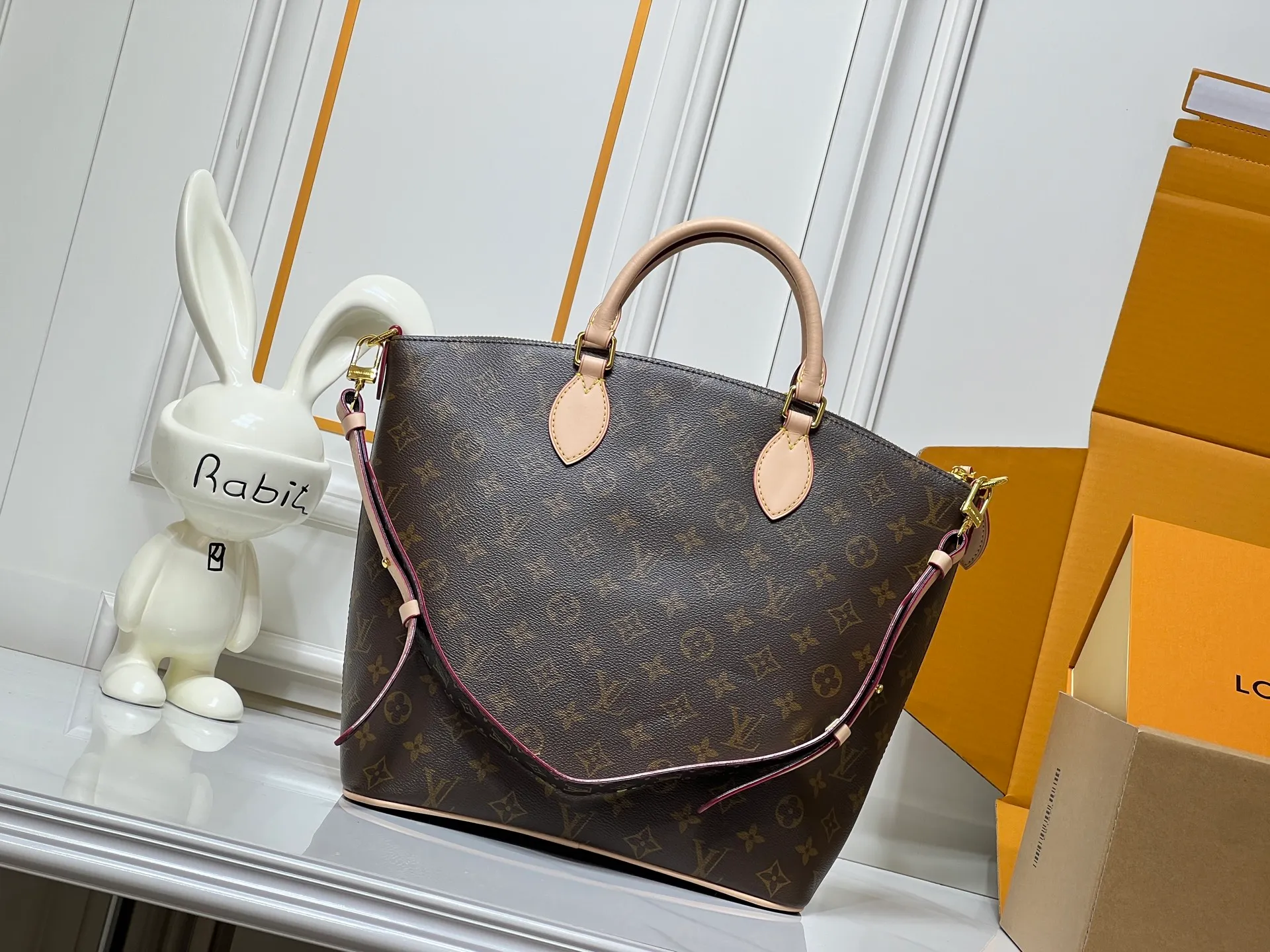 Batch 300💰Upgraded original M26494 M26532 This Lockit BB handbag draws inspiration from the Knick-Knack handbag in the 1960s and can be flexibly switched between multiple carrying methods. Monogram coated canvas with a curved upper edge and oval trim reflect the classic elements of the original design. The padlock opening and closing once again pays tribute to the brand's long heritage. Dimensions: 36 x 30 x 15 cm (length x height x width)