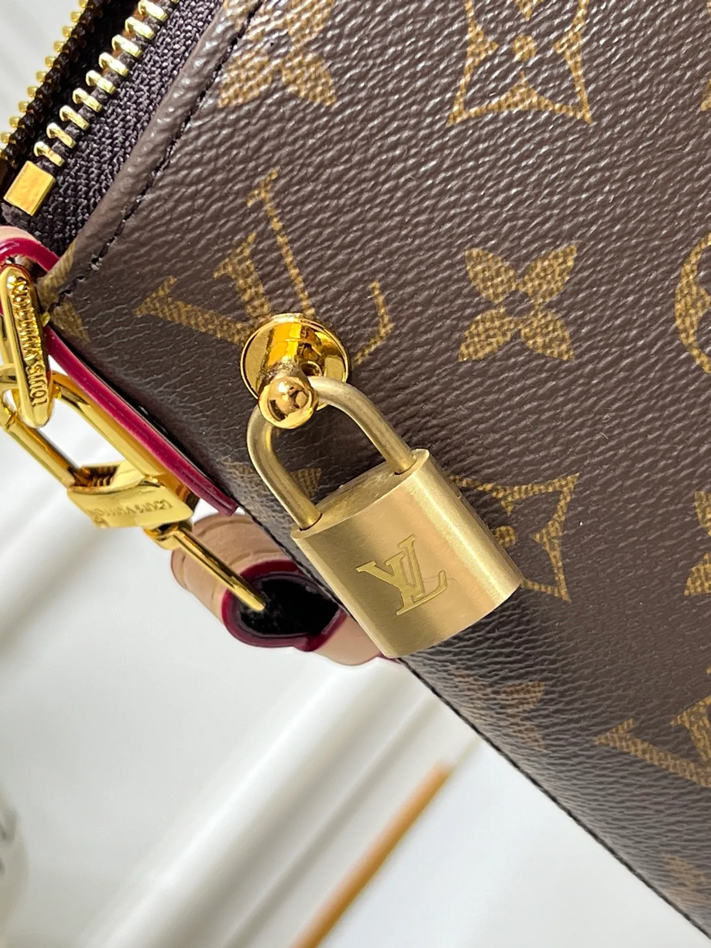 Batch 300💰Upgraded original M26494 M26532 This Lockit BB handbag draws inspiration from the Knick-Knack handbag in the 1960s and can be flexibly switched between multiple carrying methods. Monogram coated canvas with a curved upper edge and oval trim reflect the classic elements of the original design. The padlock opening and closing once again pays tribute to the brand's long heritage. Dimensions: 36 x 30 x 15 cm (length x height x width)