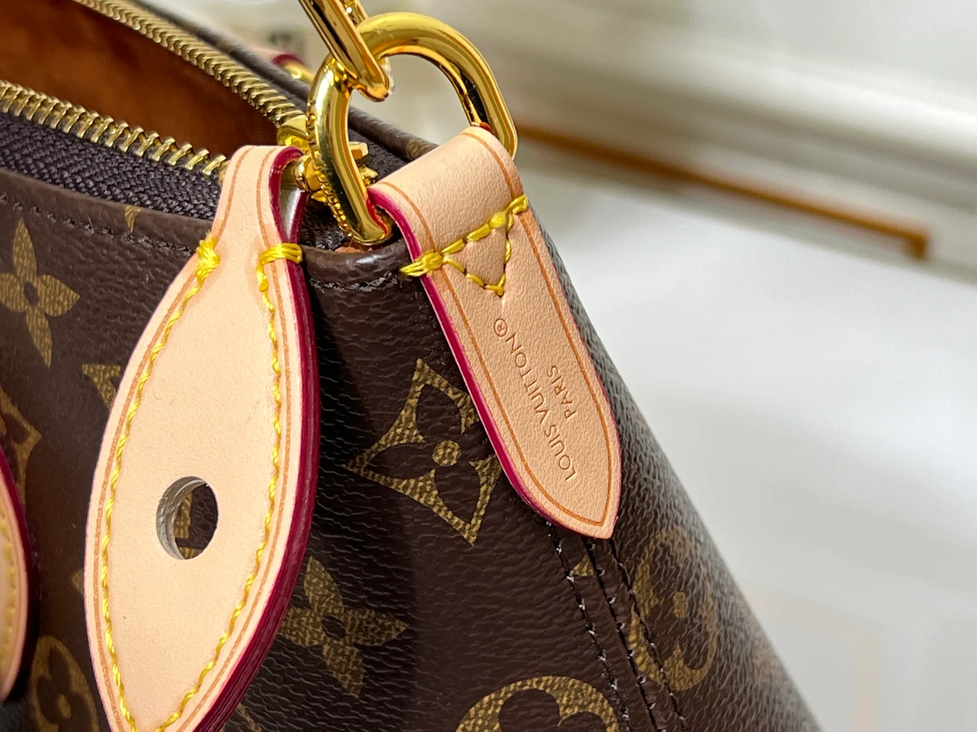Batch 300💰Upgraded original M26494 M26532 This Lockit BB handbag draws inspiration from the Knick-Knack handbag in the 1960s and can be flexibly switched between multiple carrying methods. Monogram coated canvas with a curved upper edge and oval trim reflect the classic elements of the original design. The padlock opening and closing once again pays tribute to the brand's long heritage. Dimensions: 36 x 30 x 15 cm (length x height x width)