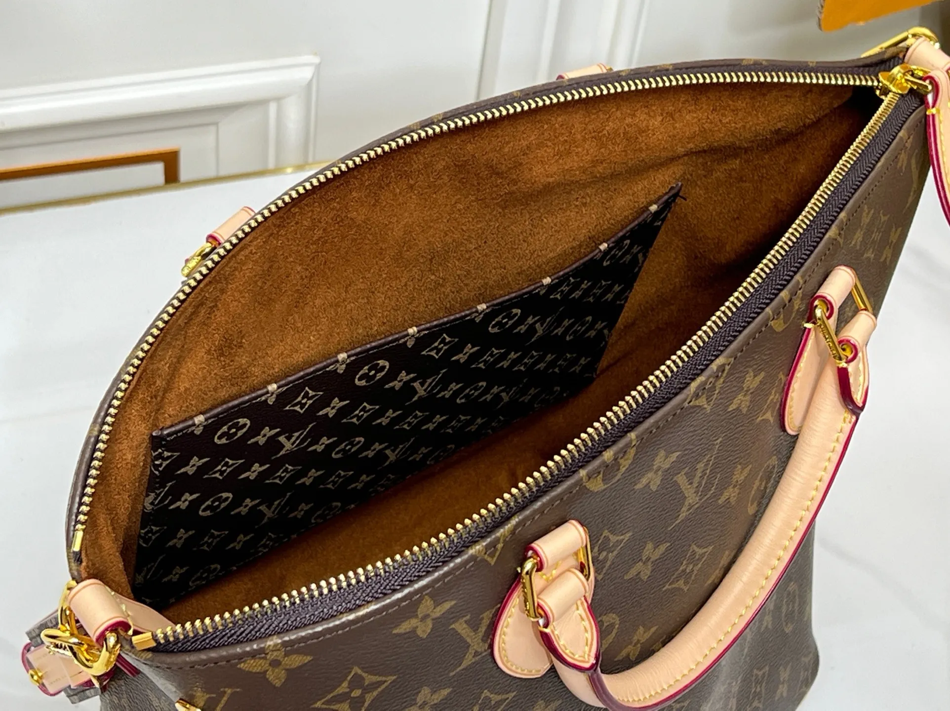 Batch 300💰Upgraded original M26494 M26532 This Lockit BB handbag draws inspiration from the Knick-Knack handbag in the 1960s and can be flexibly switched between multiple carrying methods. Monogram coated canvas with a curved upper edge and oval trim reflect the classic elements of the original design. The padlock opening and closing once again pays tribute to the brand's long heritage. Dimensions: 36 x 30 x 15 cm (length x height x width)