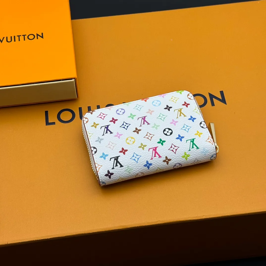 💰110 💎Premium Original 🇫🇷 LV x TM Zippy Coin Purse Black (Three Colors - Takashi Murakami) As part of the Louis Vuitton x Murakami collection reissue, the timeless Zippy Coin Purse is practical and playful, upgraded for this season. It's made from Monogram coated canvas in a cheerful rainbow of hues, in keeping with the Japanese artist's signature pop palette. The interior is secured with a silver zipper and is divided into multiple compartments for coins, banknotes and cards. Model: M13409 Dimensions: 11 x 8.5 x 2 cm.