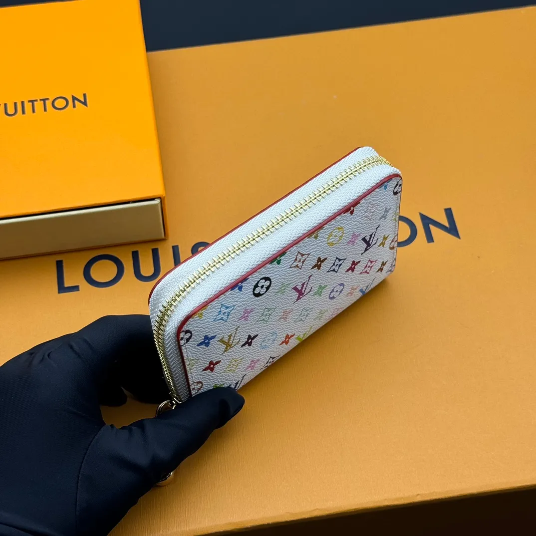 💰110 💎Premium Original 🇫🇷 LV x TM Zippy Coin Purse Black (Three Colors - Takashi Murakami) As part of the Louis Vuitton x Murakami collection reissue, the timeless Zippy Coin Purse is practical and playful, upgraded for this season. It's made from Monogram coated canvas in a cheerful rainbow of hues, in keeping with the Japanese artist's signature pop palette. The interior is secured with a silver zipper and is divided into multiple compartments for coins, banknotes and cards. Model: M13409 Dimensions: 11 x 8.5 x 2 cm.