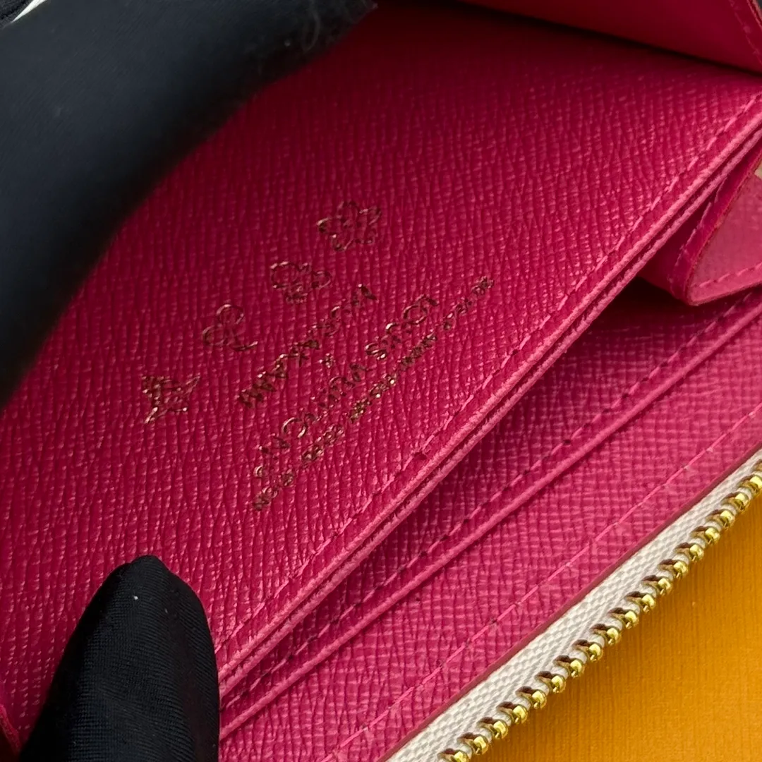 💰110 💎Premium Original 🇫🇷 LV x TM Zippy Coin Purse Black (Three Colors - Takashi Murakami) As part of the Louis Vuitton x Murakami collection reissue, the timeless Zippy Coin Purse is practical and playful, upgraded for this season. It's made from Monogram coated canvas in a cheerful rainbow of hues, in keeping with the Japanese artist's signature pop palette. The interior is secured with a silver zipper and is divided into multiple compartments for coins, banknotes and cards. Model: M13409 Dimensions: 11 x 8.5 x 2 cm.