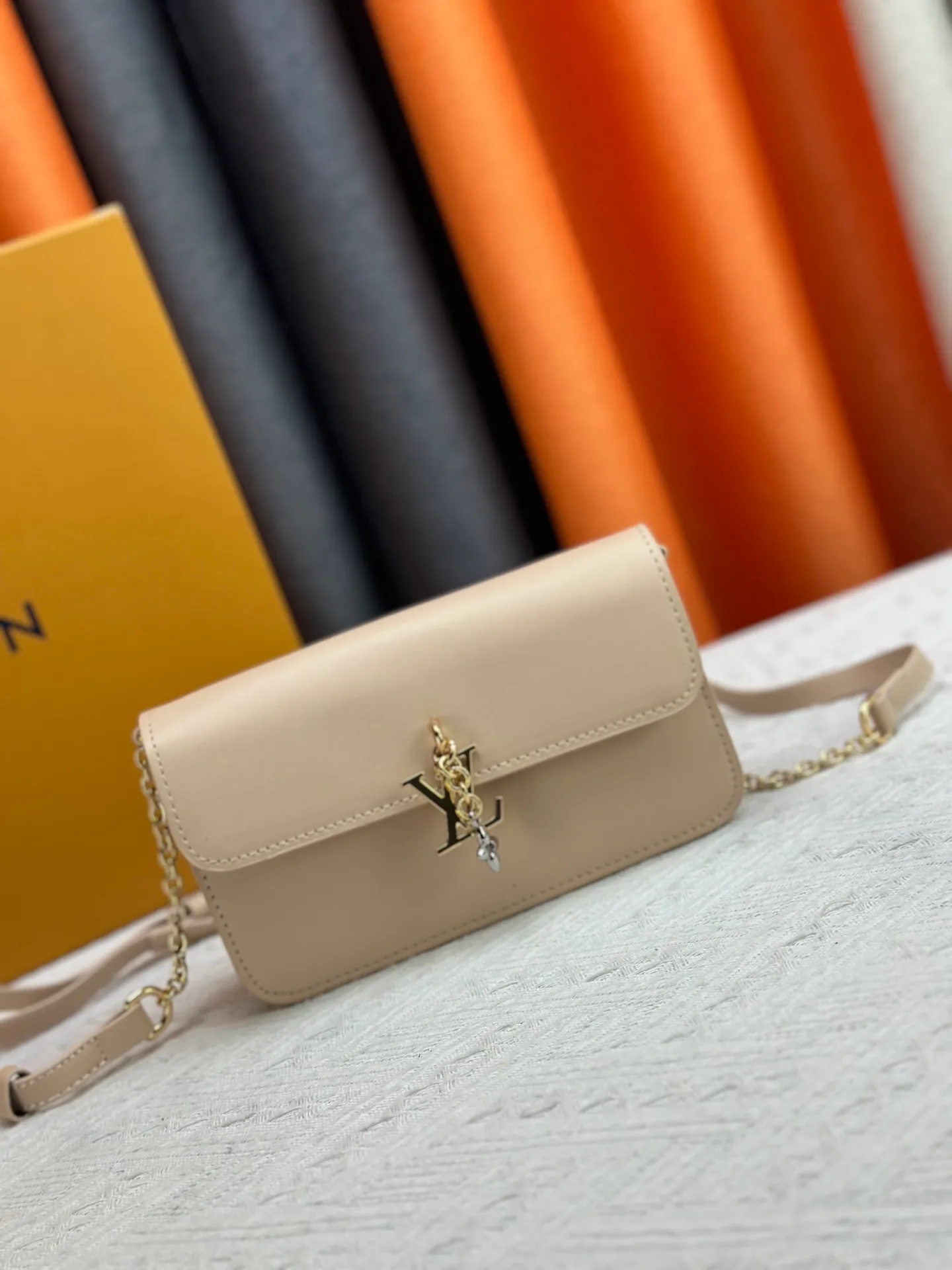 P240 Style number: M14564 This Wallet On Chain handbag is from Louis Vuitton's LV Bloom series. It is cut from cow leather in a fashionable and practical configuration. It's decorated with embellishments inspired by the brand's iconic Monogram pattern. There's plenty of space to store a smartphone, and contrasting metal hardware adds an elegant touch.  11.5 x 4 x 20 cm (height x width x length)