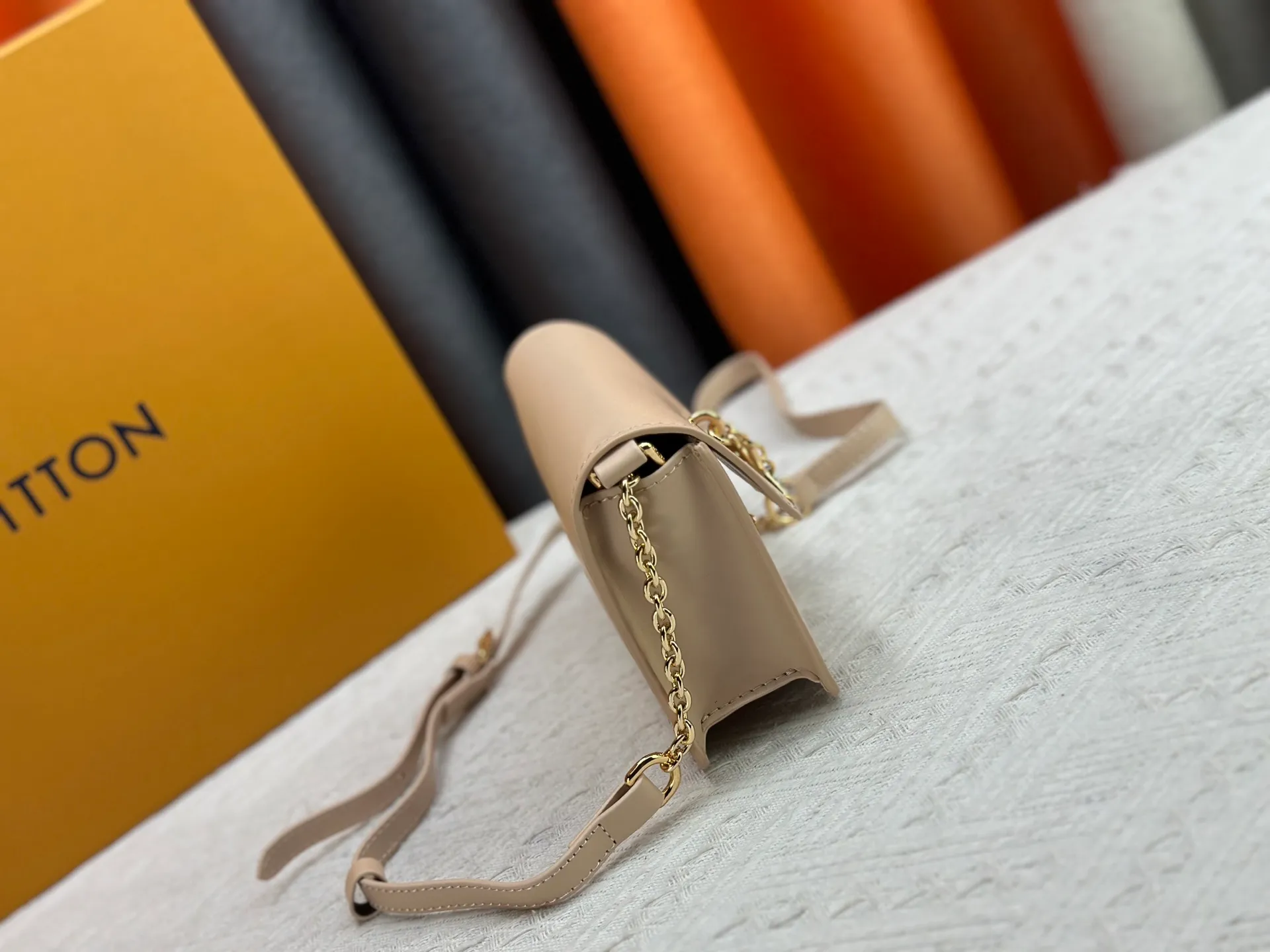 P240 Style number: M14564 This Wallet On Chain handbag is from Louis Vuitton's LV Bloom series. It is cut from cow leather in a fashionable and practical configuration. It's decorated with embellishments inspired by the brand's iconic Monogram pattern. There's plenty of space to store a smartphone, and contrasting metal hardware adds an elegant touch.  11.5 x 4 x 20 cm (height x width x length)