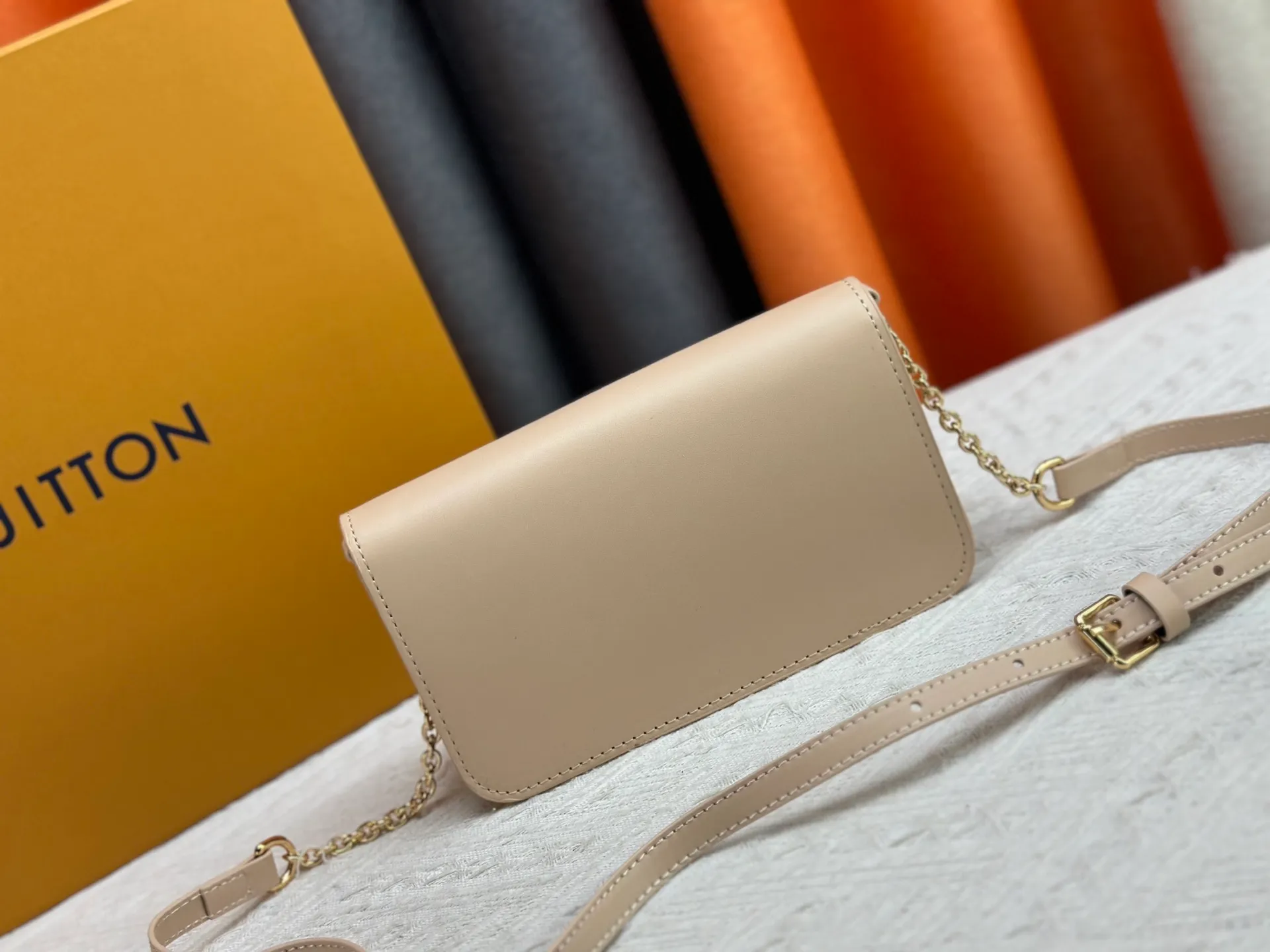 P240 Style number: M14564 This Wallet On Chain handbag is from Louis Vuitton's LV Bloom series. It is cut from cow leather in a fashionable and practical configuration. It's decorated with embellishments inspired by the brand's iconic Monogram pattern. There's plenty of space to store a smartphone, and contrasting metal hardware adds an elegant touch.  11.5 x 4 x 20 cm (height x width x length)
