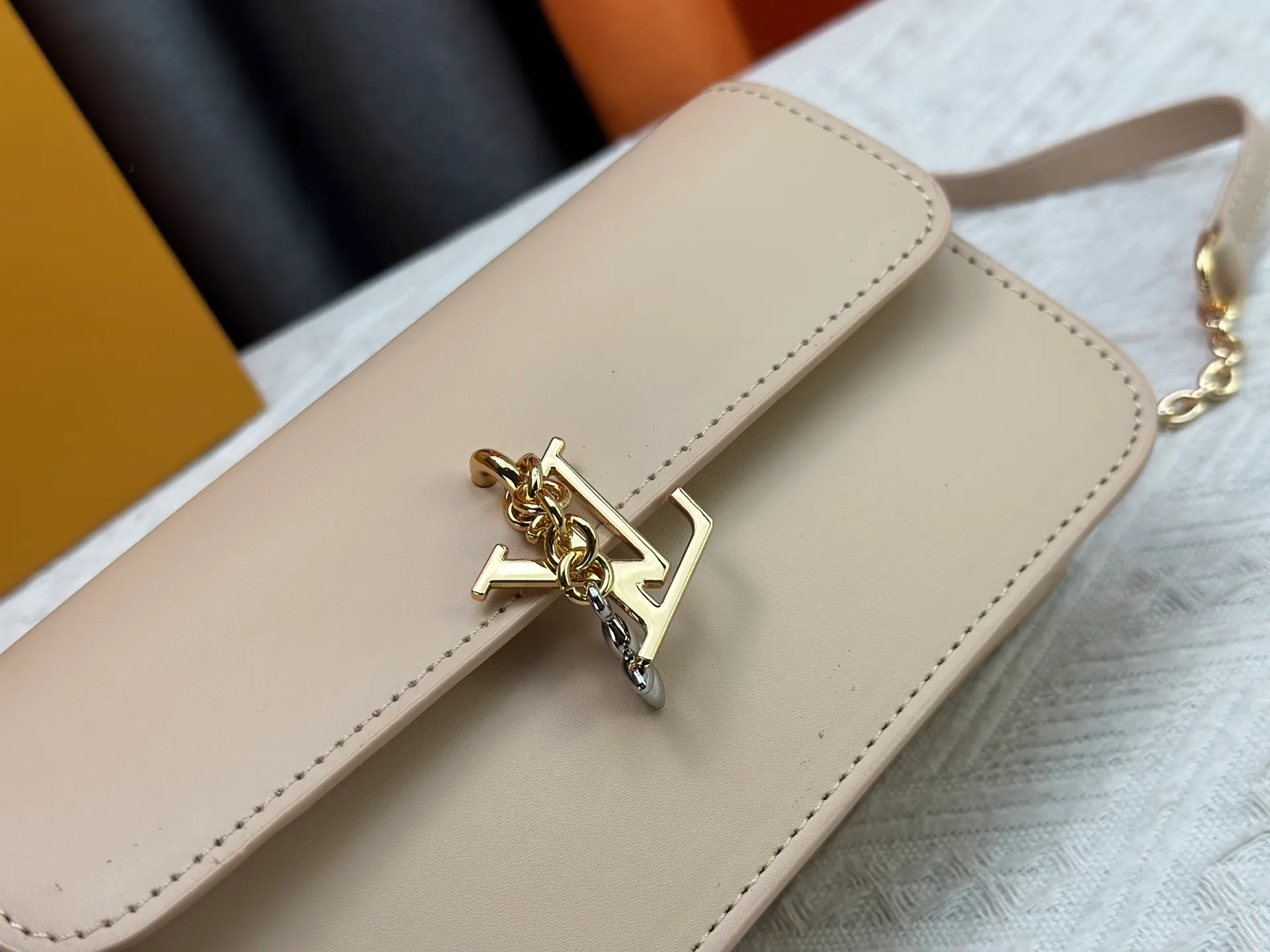 P240 Style number: M14564 This Wallet On Chain handbag is from Louis Vuitton's LV Bloom series. It is cut from cow leather in a fashionable and practical configuration. It's decorated with embellishments inspired by the brand's iconic Monogram pattern. There's plenty of space to store a smartphone, and contrasting metal hardware adds an elegant touch.  11.5 x 4 x 20 cm (height x width x length)