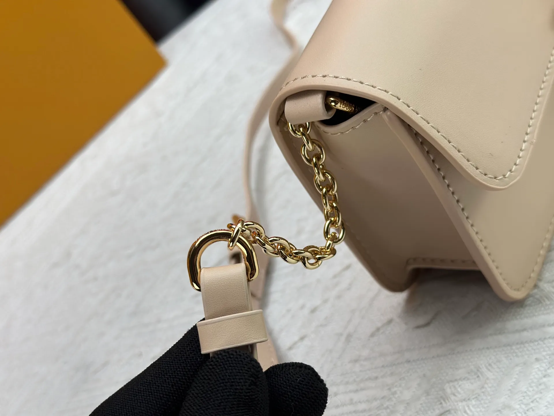 P240 Style number: M14564 This Wallet On Chain handbag is from Louis Vuitton's LV Bloom series. It is cut from cow leather in a fashionable and practical configuration. It's decorated with embellishments inspired by the brand's iconic Monogram pattern. There's plenty of space to store a smartphone, and contrasting metal hardware adds an elegant touch.  11.5 x 4 x 20 cm (height x width x length)